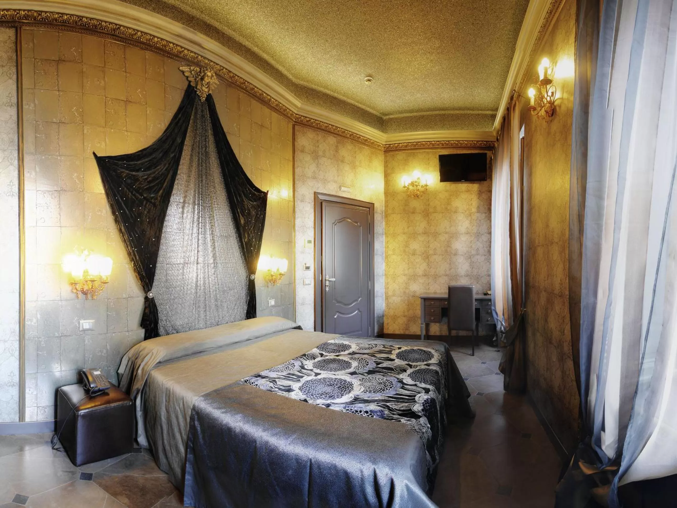 Photo of the whole room, Bed in Antica Dimora Delle Cinque Lune