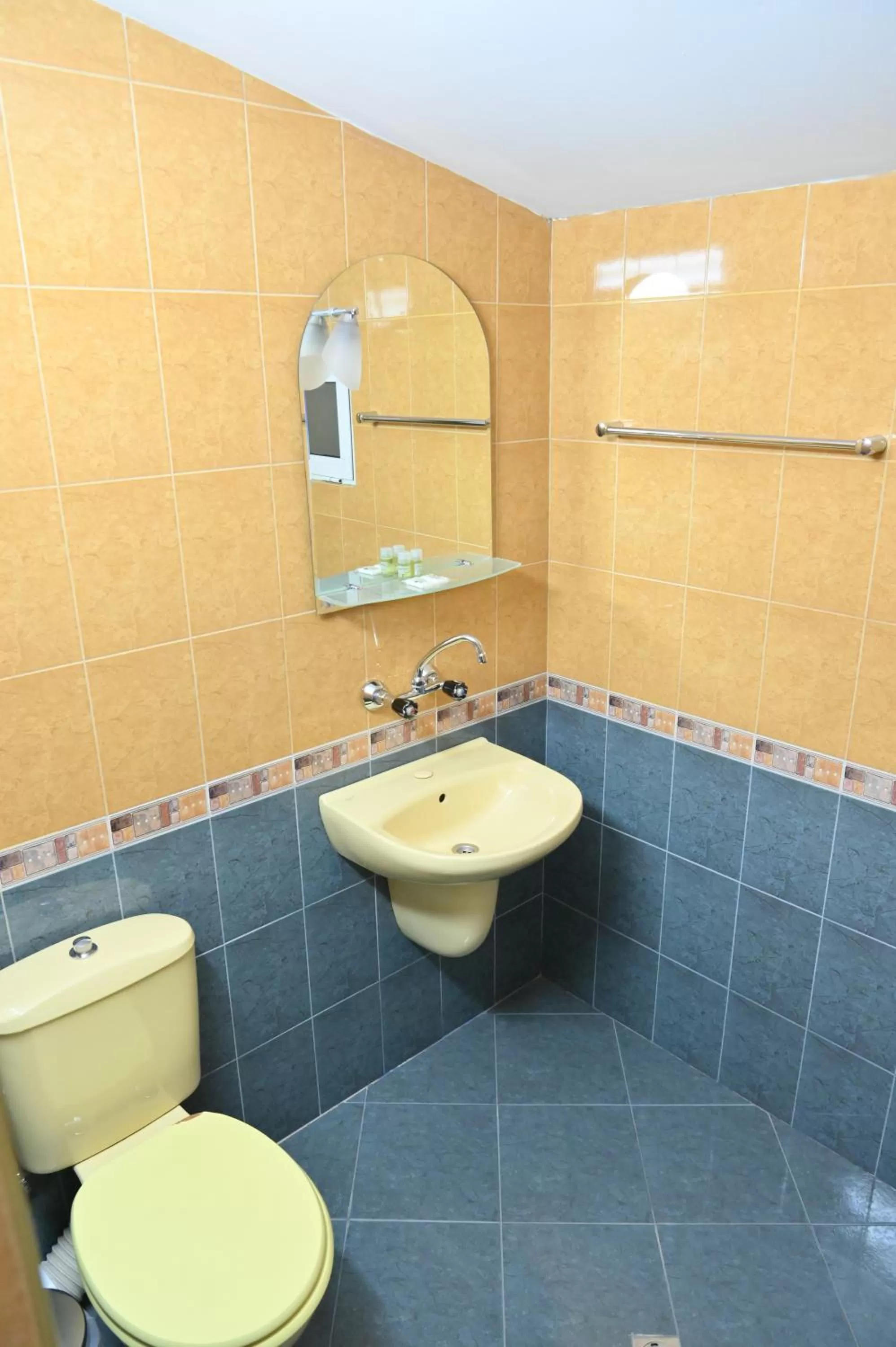 Toilet in Hotel Rothmans-Breakfast - Free parking - Lobby