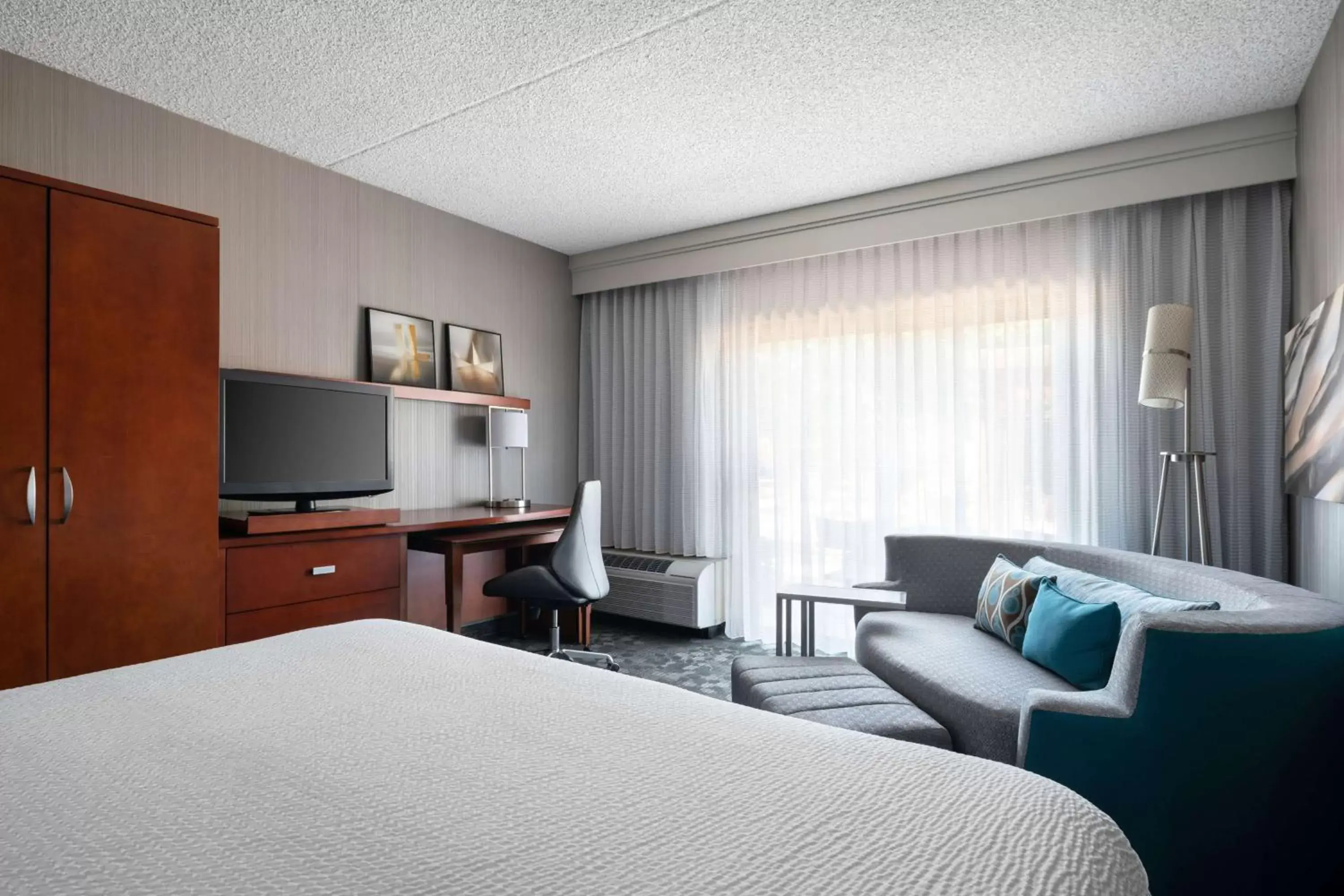 Mobility/Hearing Accessible Deluxe King Roll-In Shower in Sonesta Select Phoenix Camelback Mobility/Hearing Accessible Deluxe King Roll-In Shower in Sonesta Select Phoenix Camelback