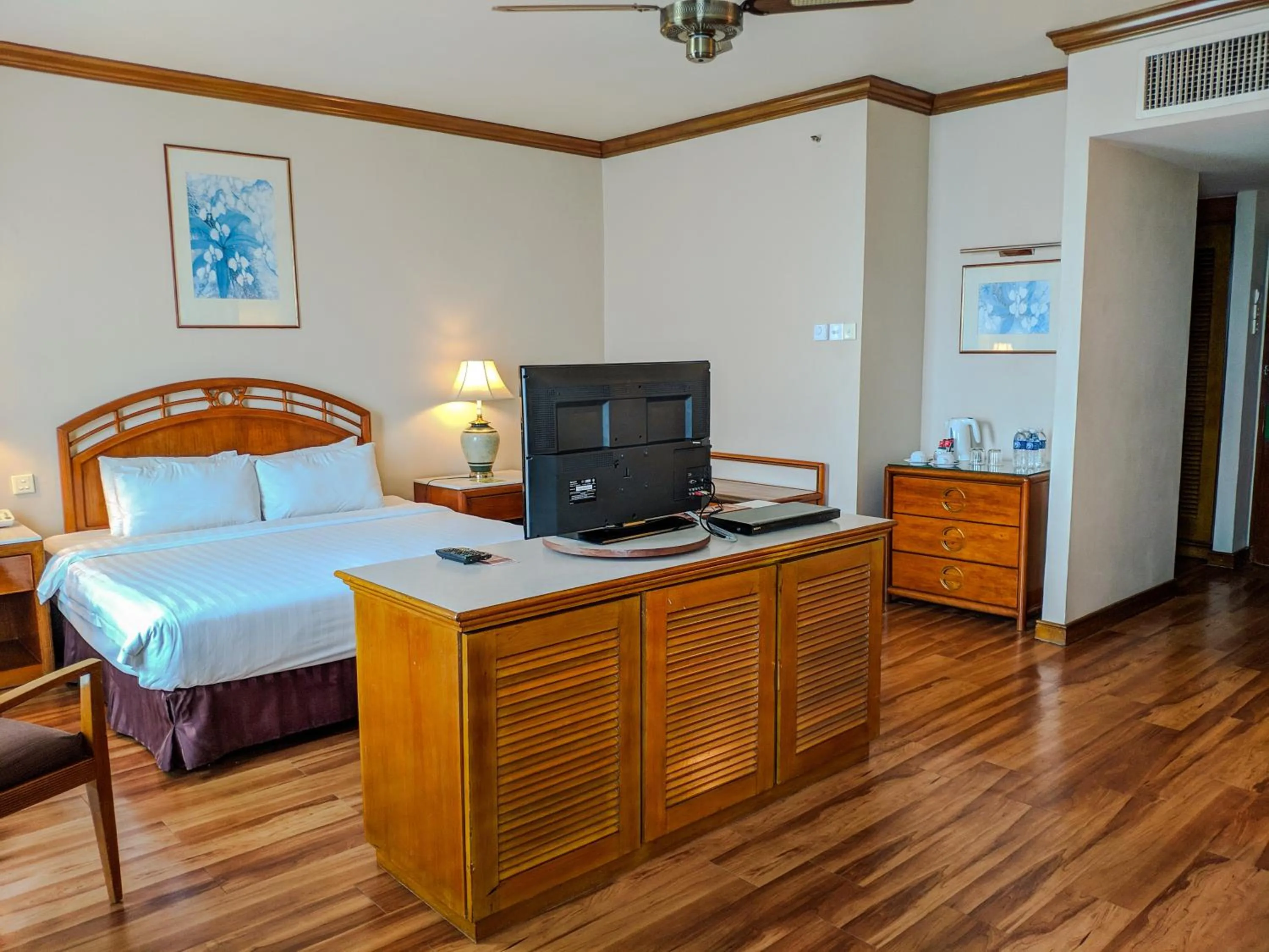 Photo of the whole room, Bed in Sabah Oriental Hotel