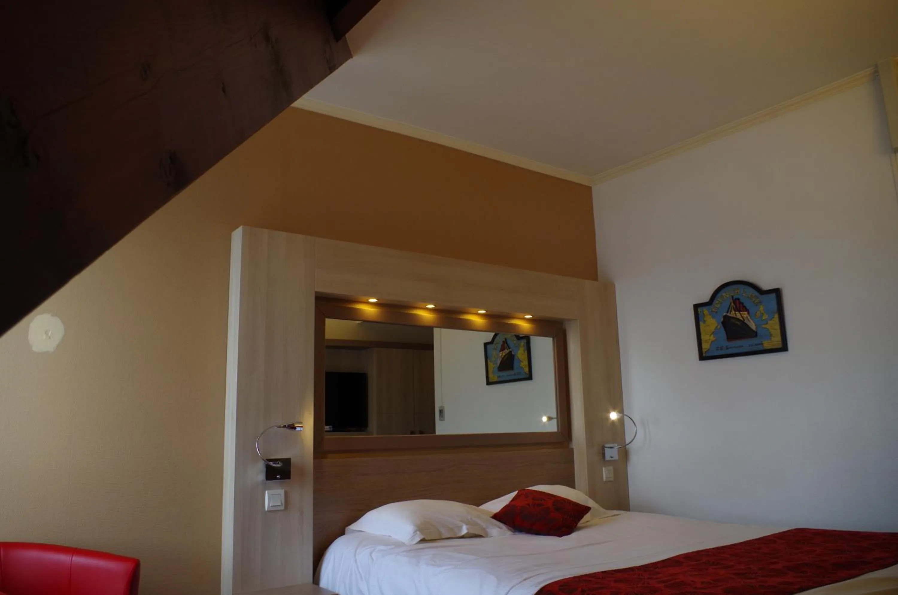 Bedroom, Bed in The Originals Boutique, Hôtel Aquilon, Saint-Nazaire