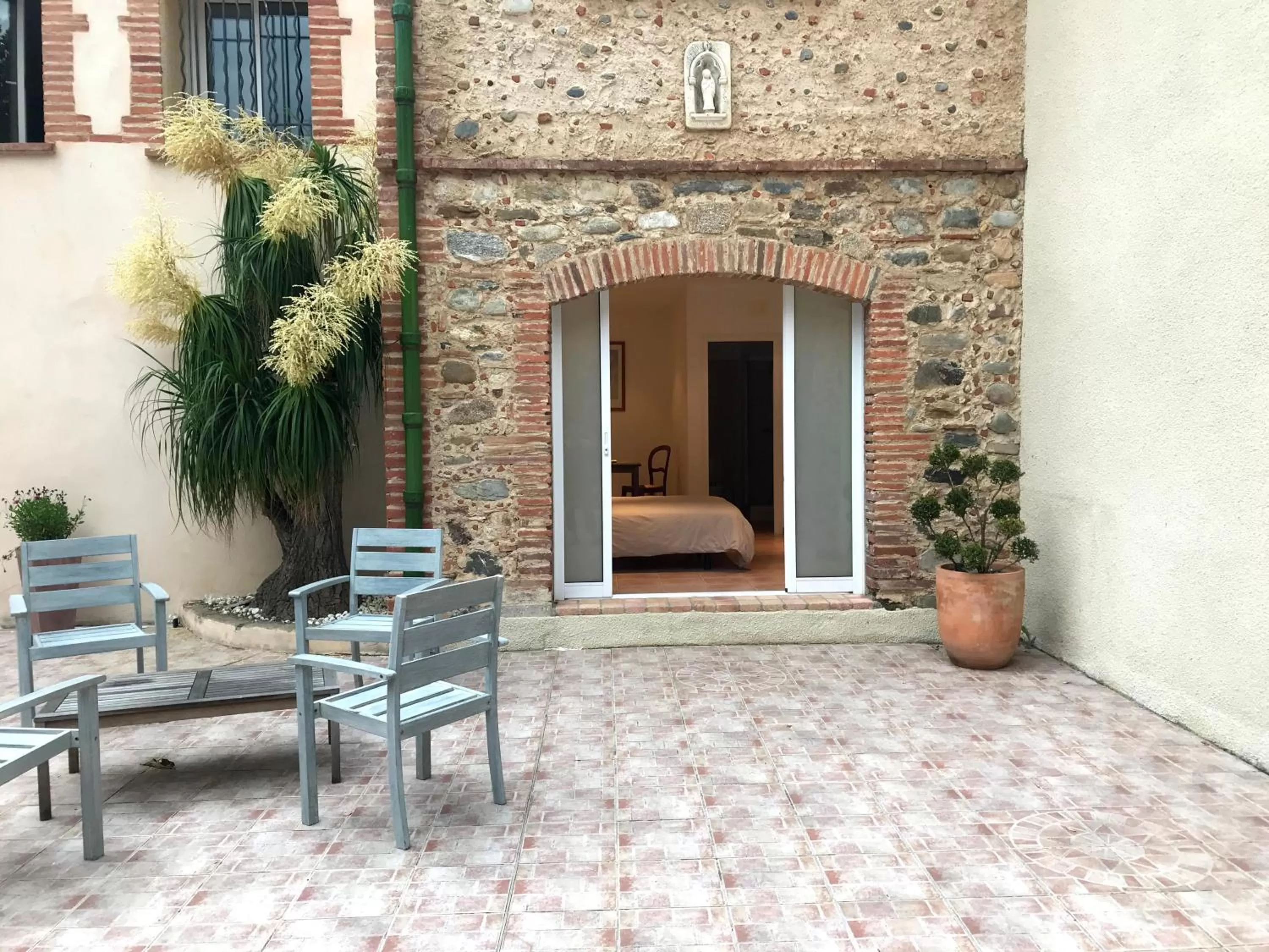 Patio in MAS TRAMONTANE chambres d'hôtes avec parc arboré & piscine