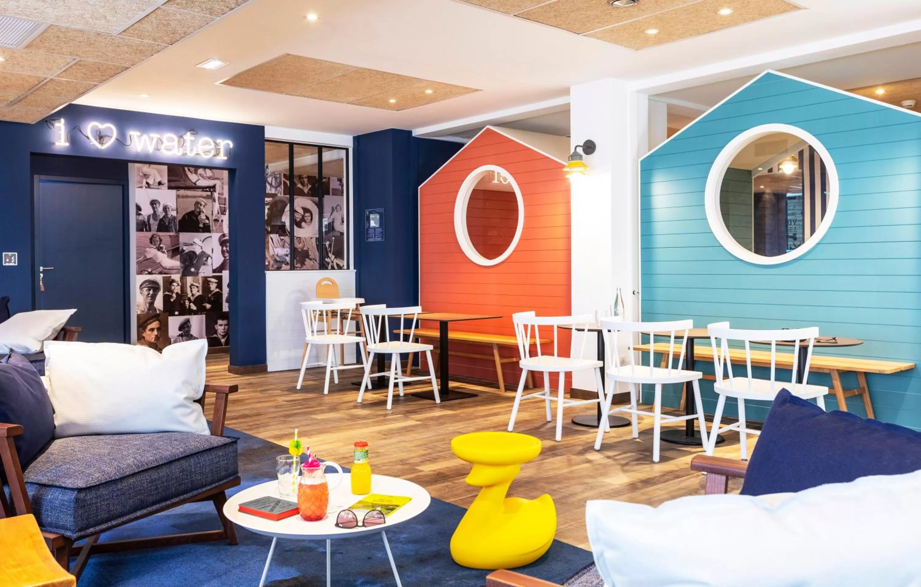 Lounge or bar in ibis Styles Thonon-les-Bains