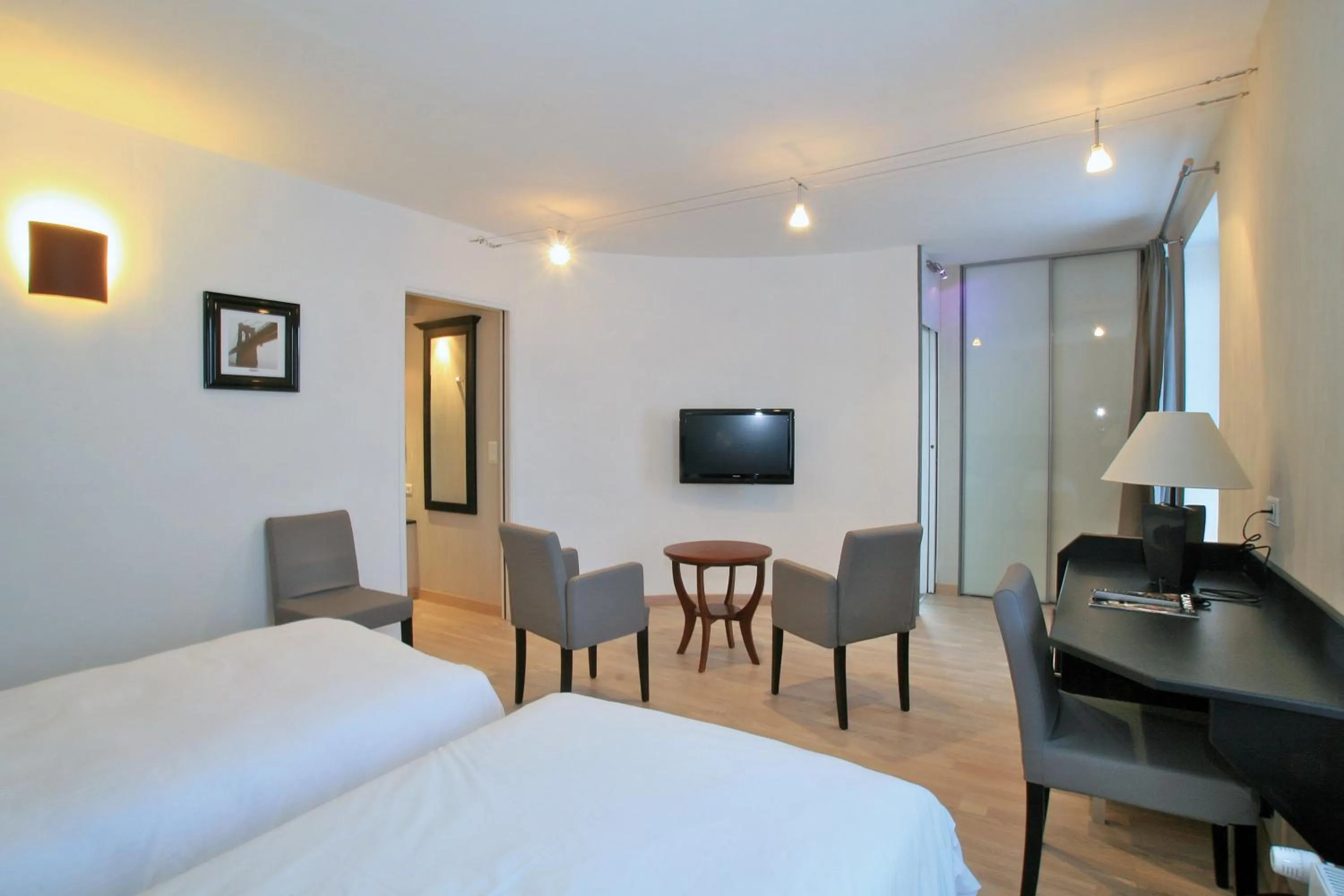 Superior Twin Room in Logis Hotel Restaurant Spa Beau Site