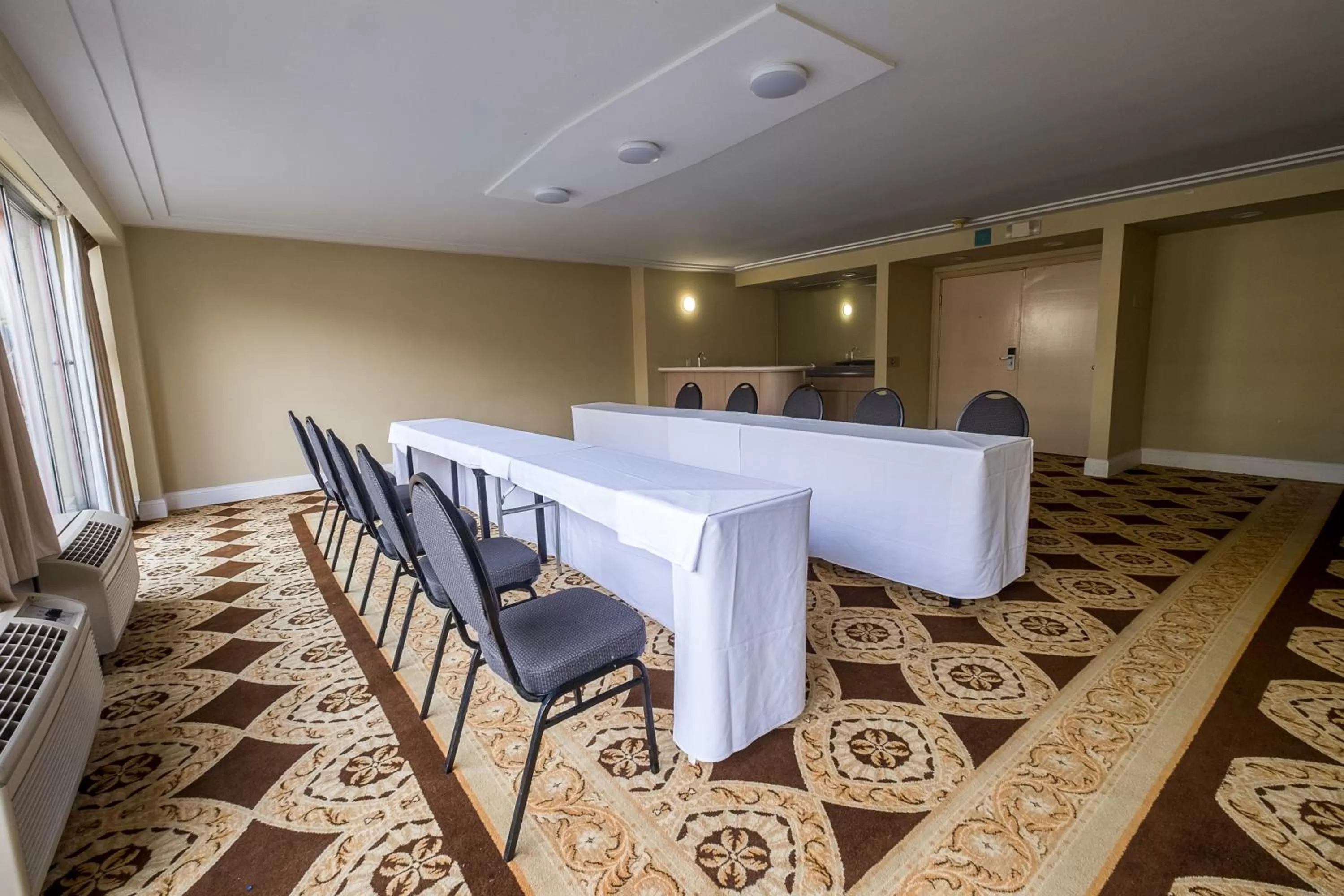 Meeting/conference room in Howard Johnson by Wyndham Fullerton/Anaheim Conference Cntr