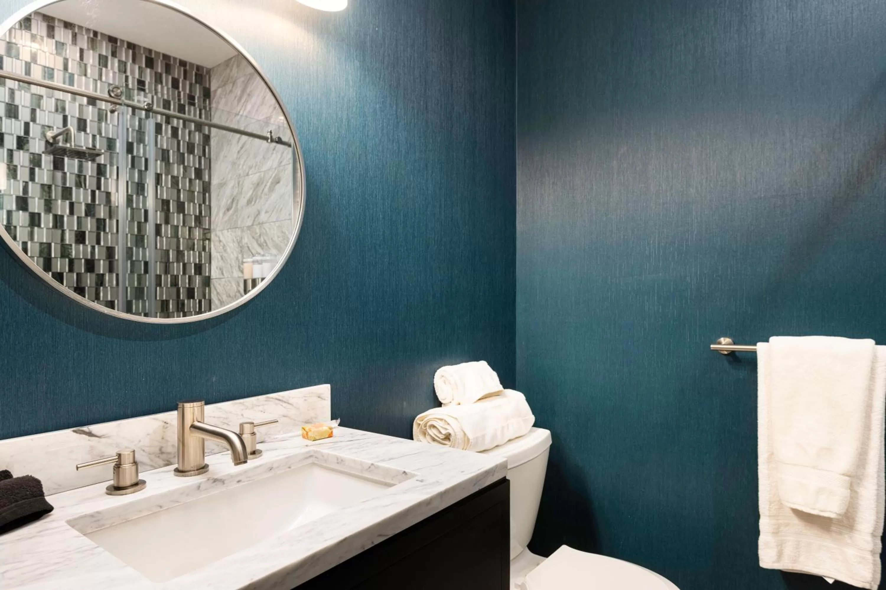 Bathroom, Bed in The Edward Buffalo