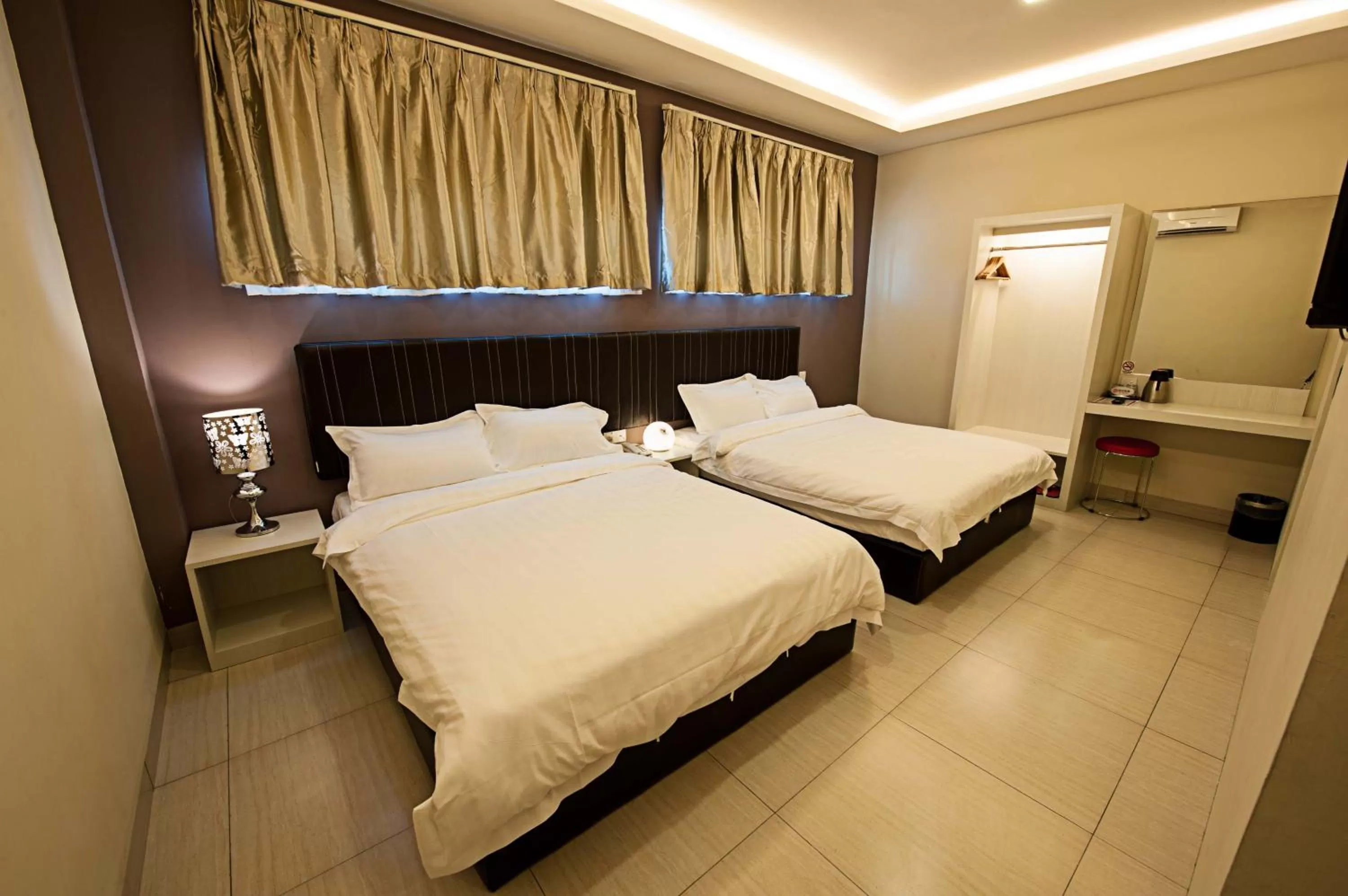 Property building, Bed in Seven Hotel