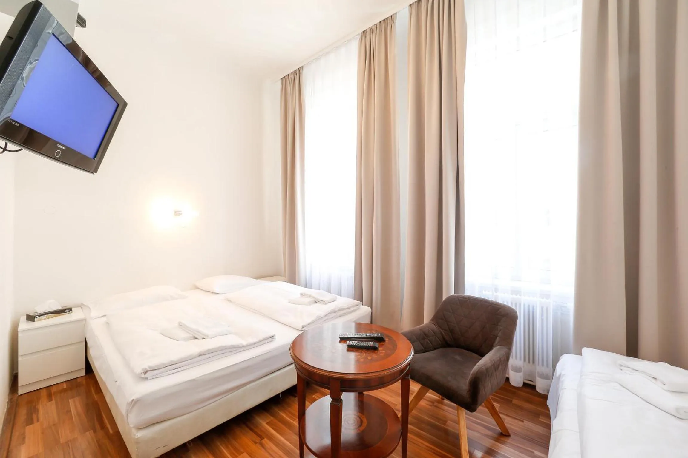 Bed in Timeout City Hotel, 5 min to city center, Self Check In