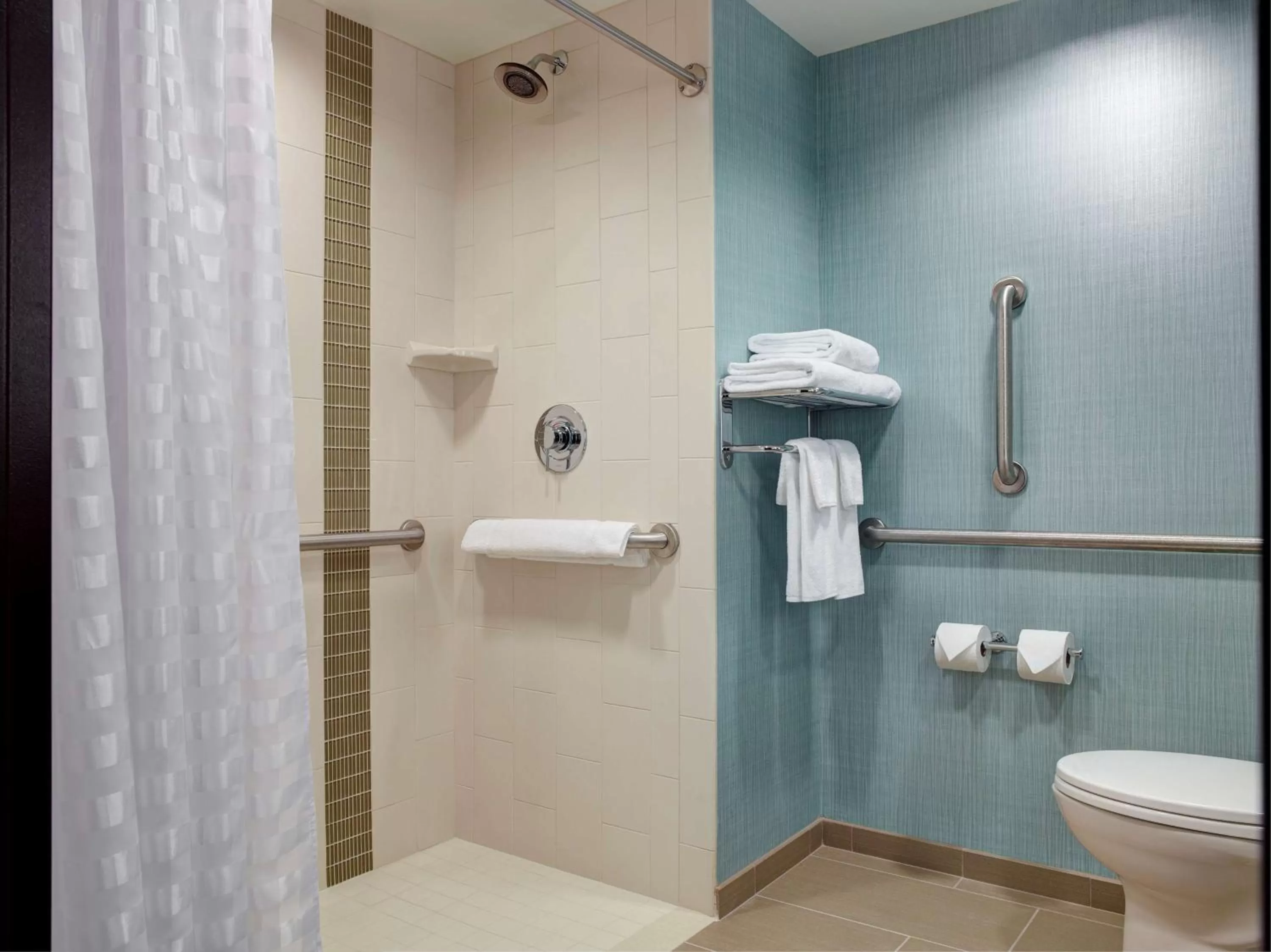 Bathroom in Hyatt Place Arlington Courthouse