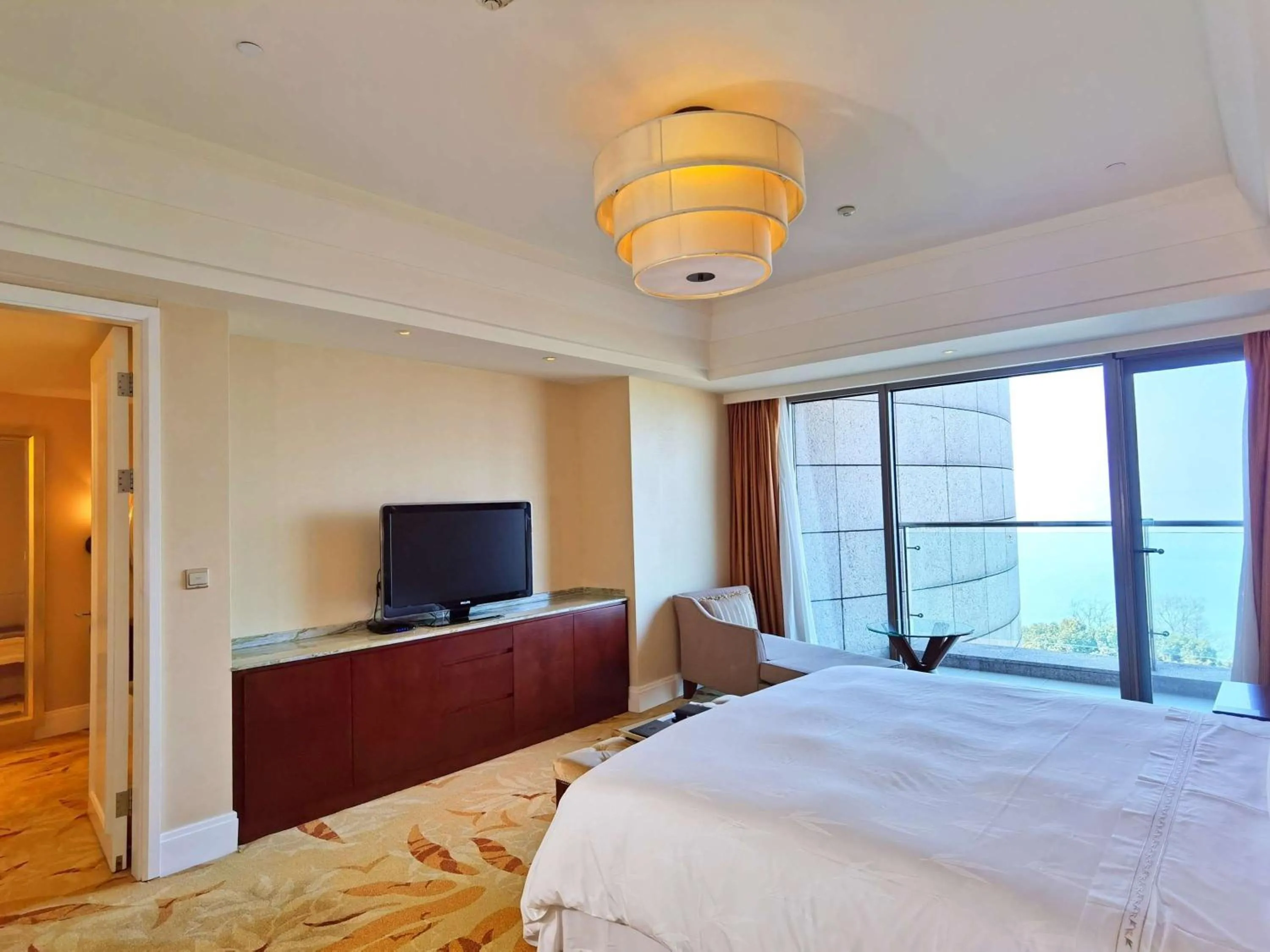Photo of the whole room, Bed in Fairmont Yangcheng Lake