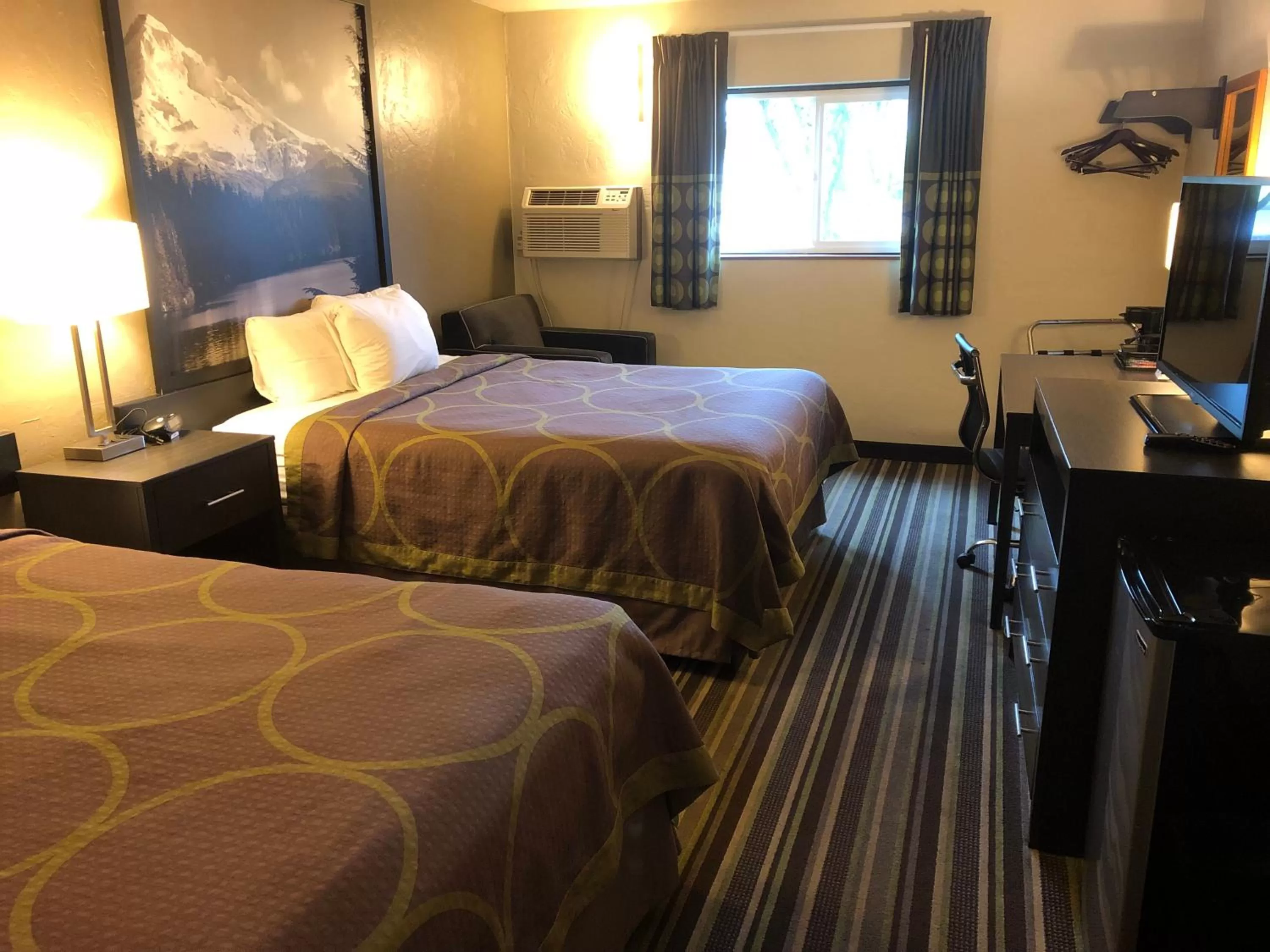 Bedroom, Bed in Super 8 by Wyndham Portland Airport