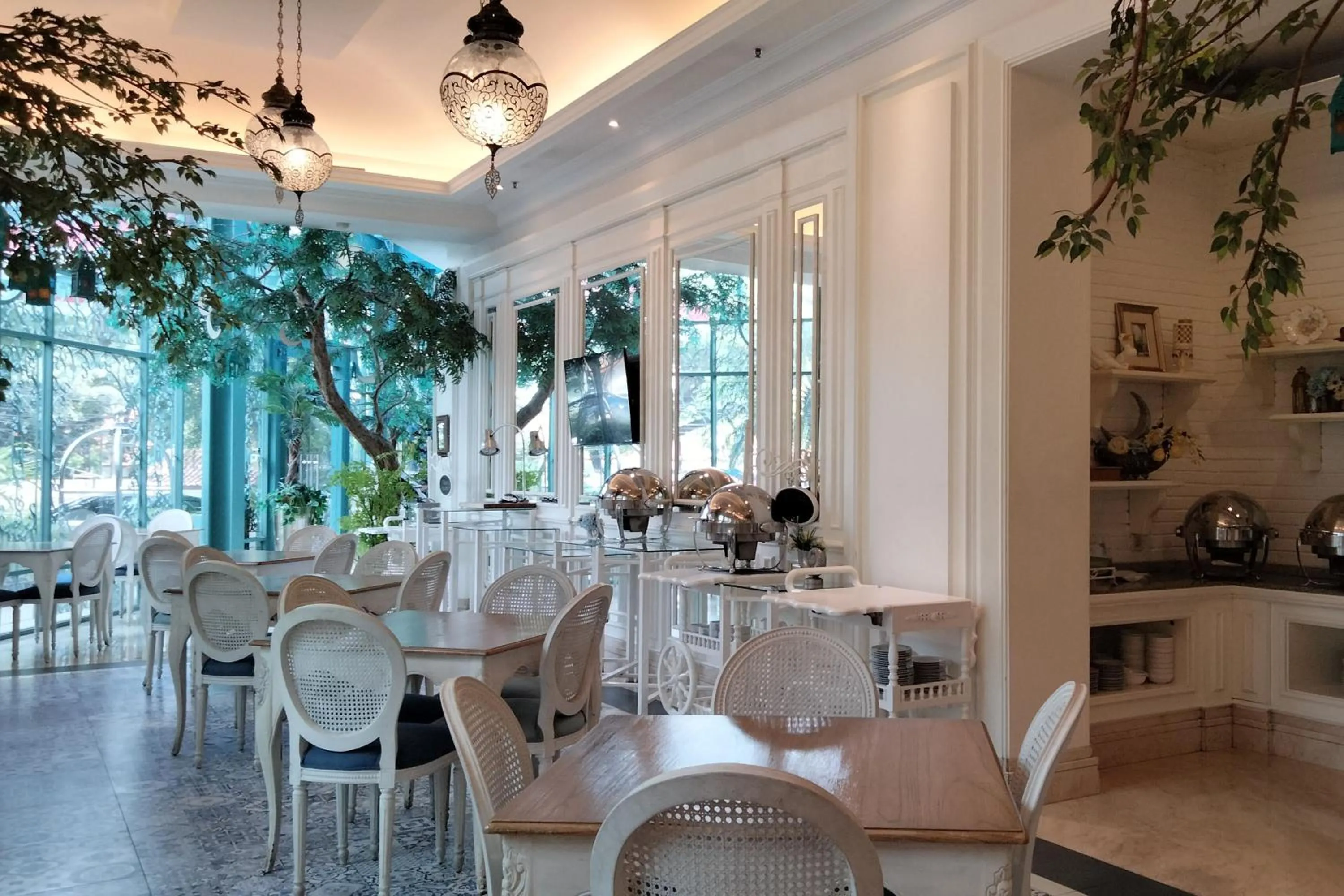 Restaurant/places to eat in Noor Hotel