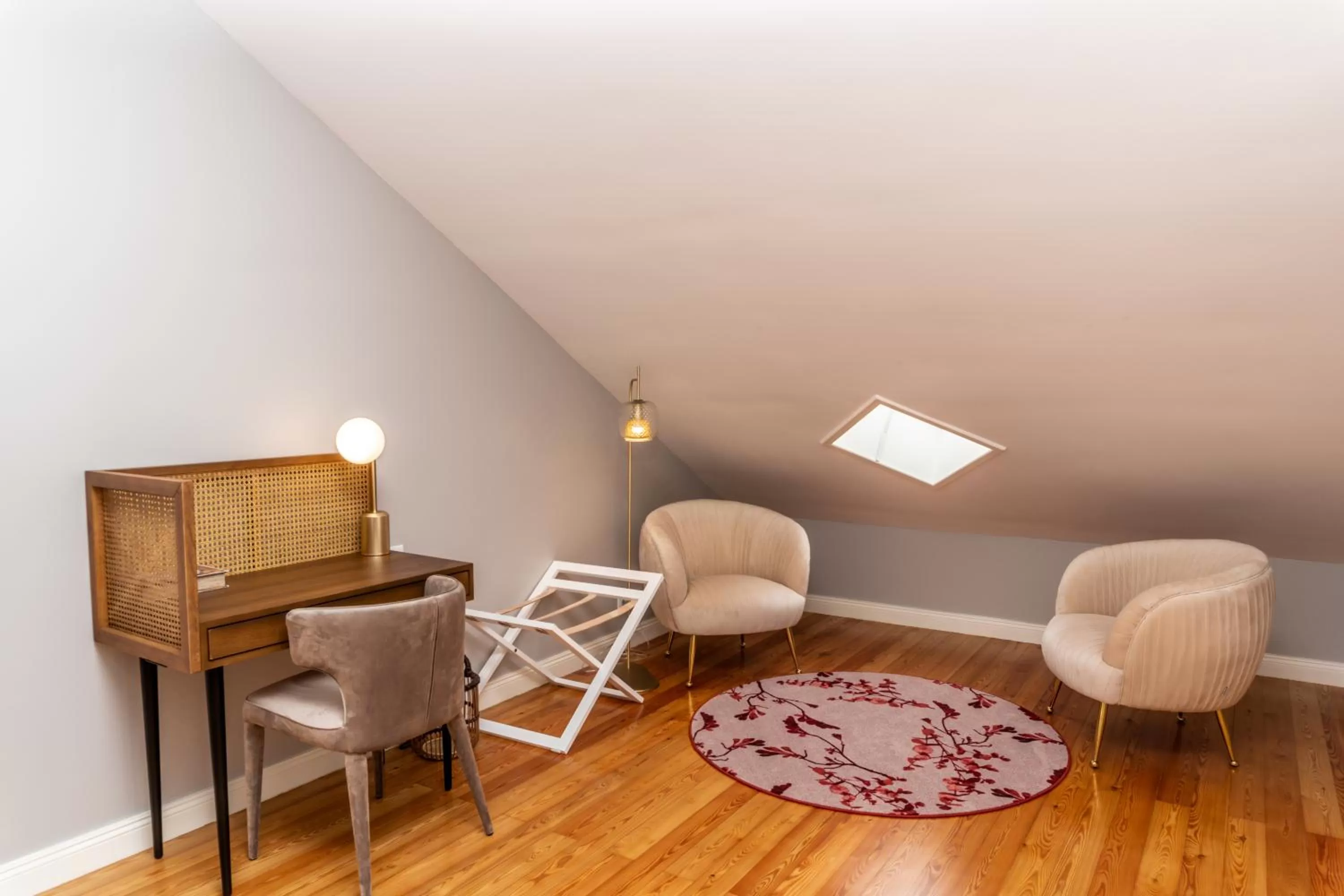 Photo of the whole room in 1905 Zino's Palace