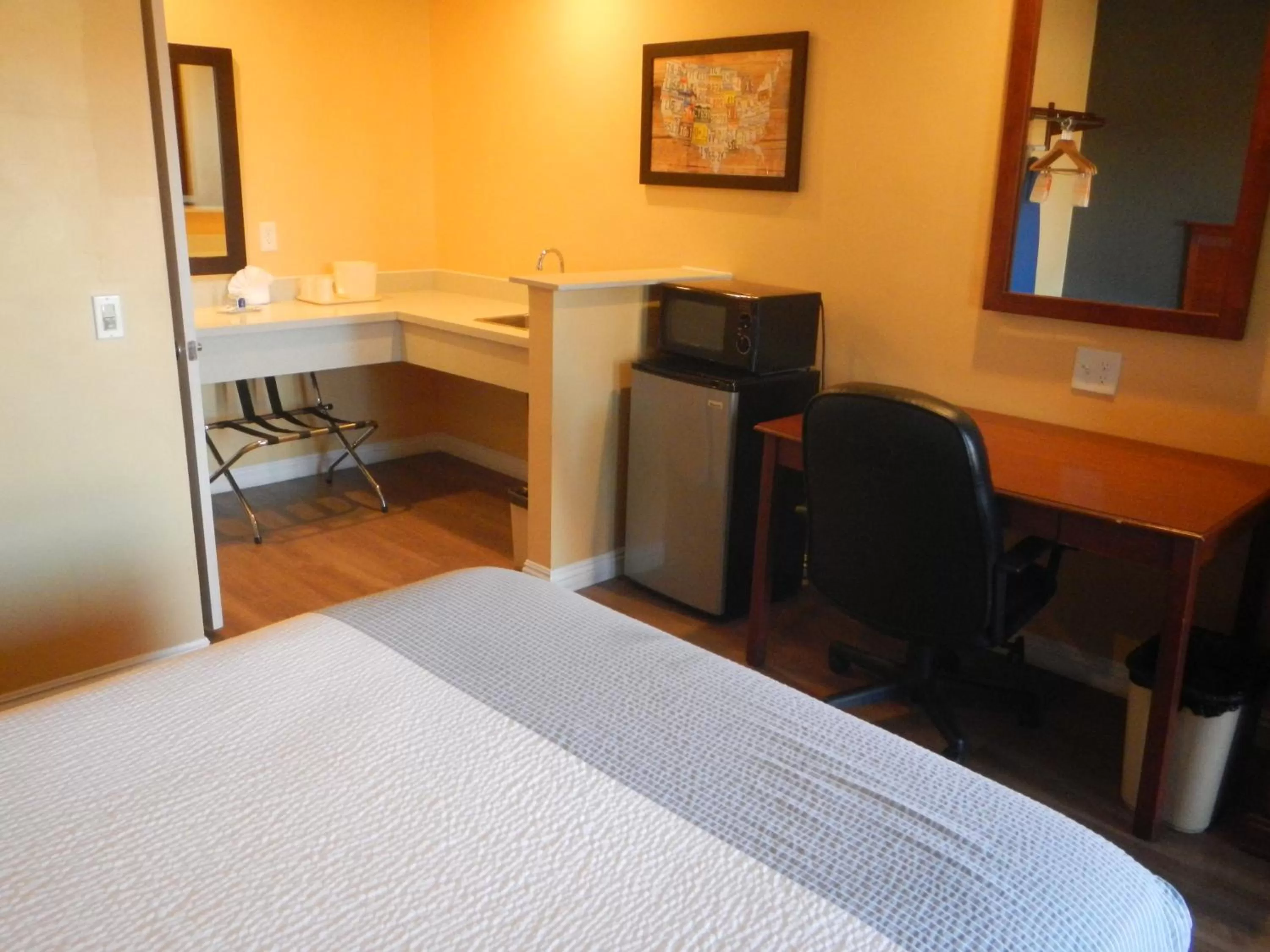 View (from property/room), Bed in Rodeway Inn Carson - Los Angeles South