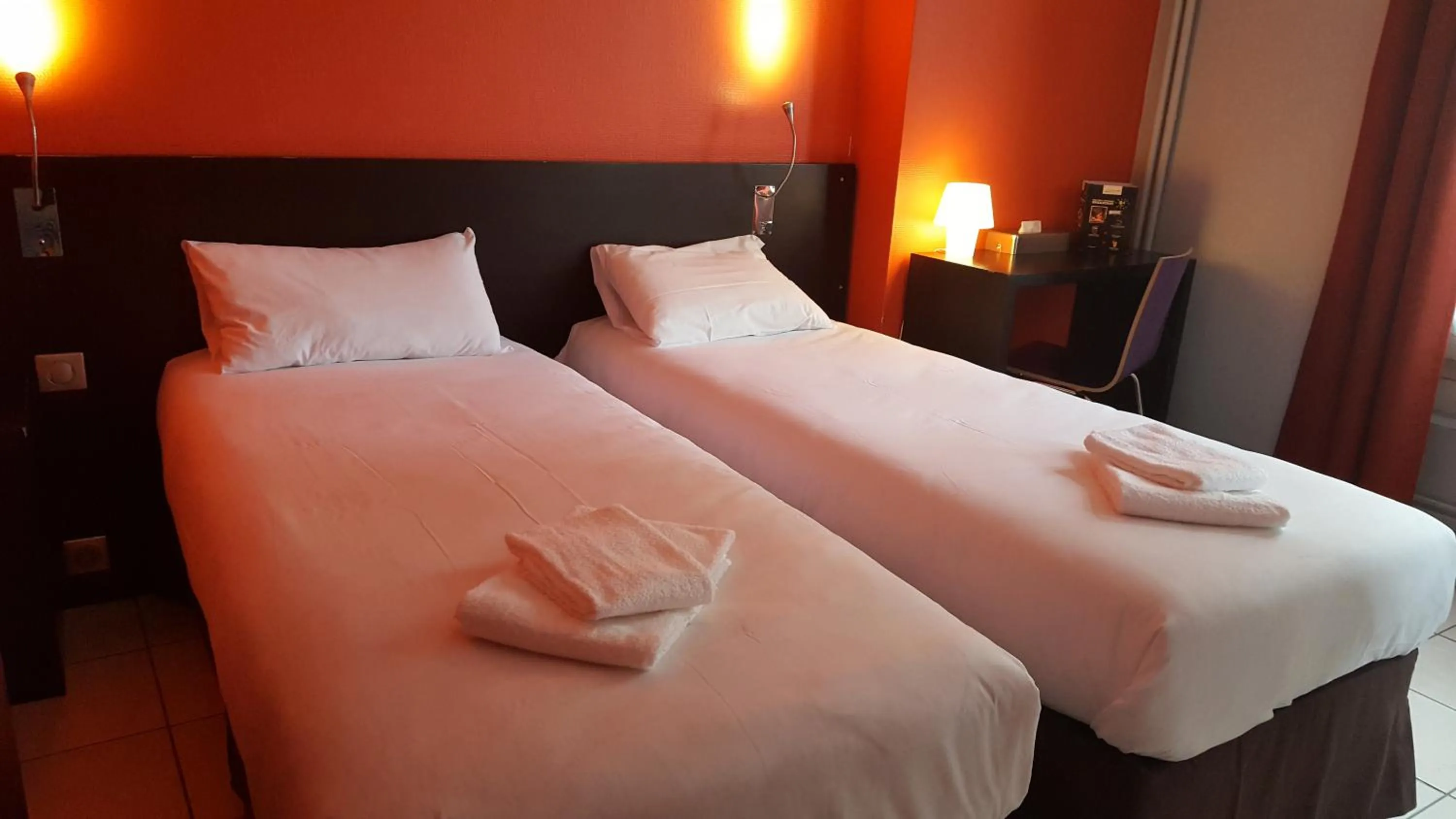 Photo of the whole room, Bed in Le Montclair Montmartre by River