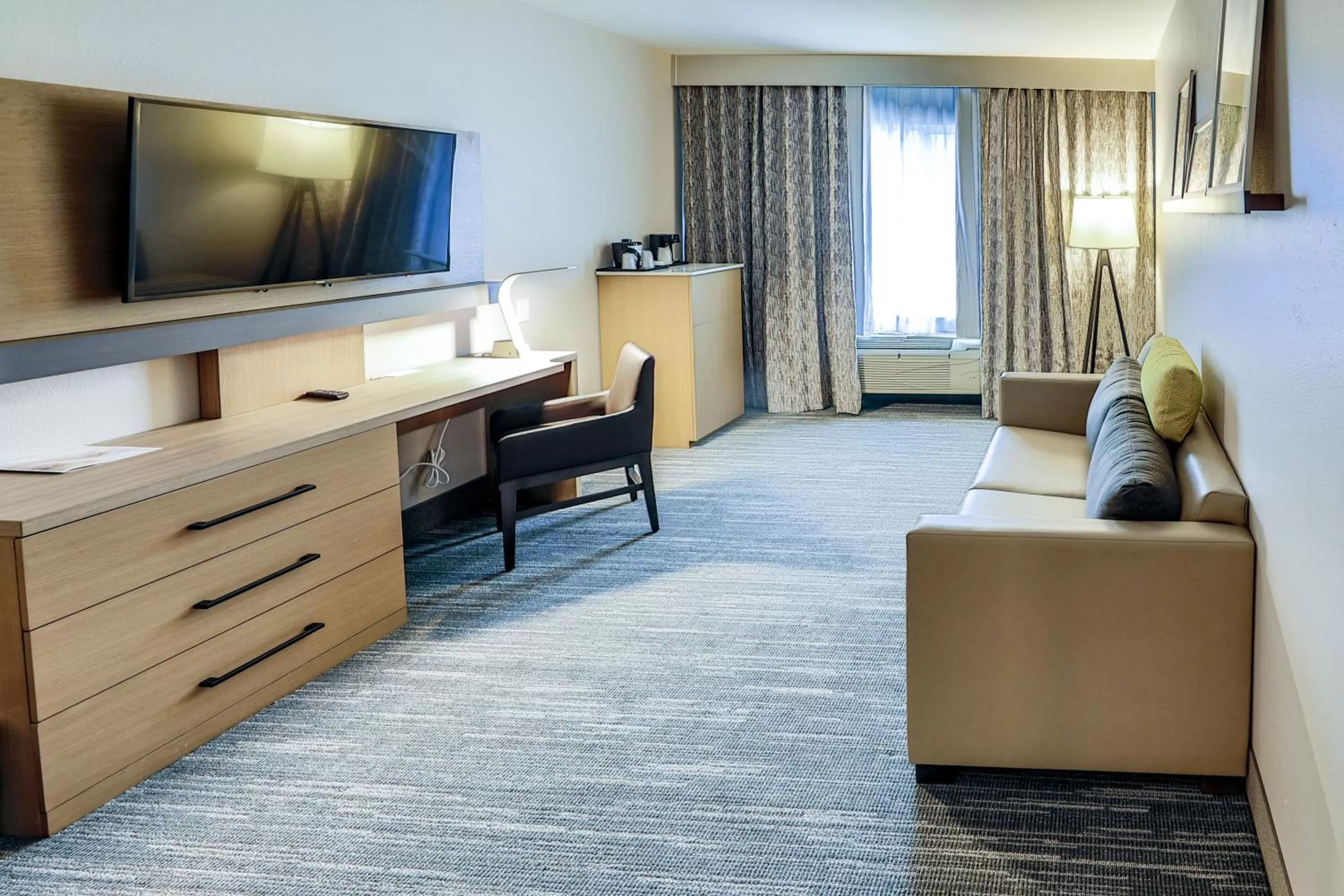 TV and multimedia, Bed in Country Inn & Suites by Radisson Nashville Airport TN
