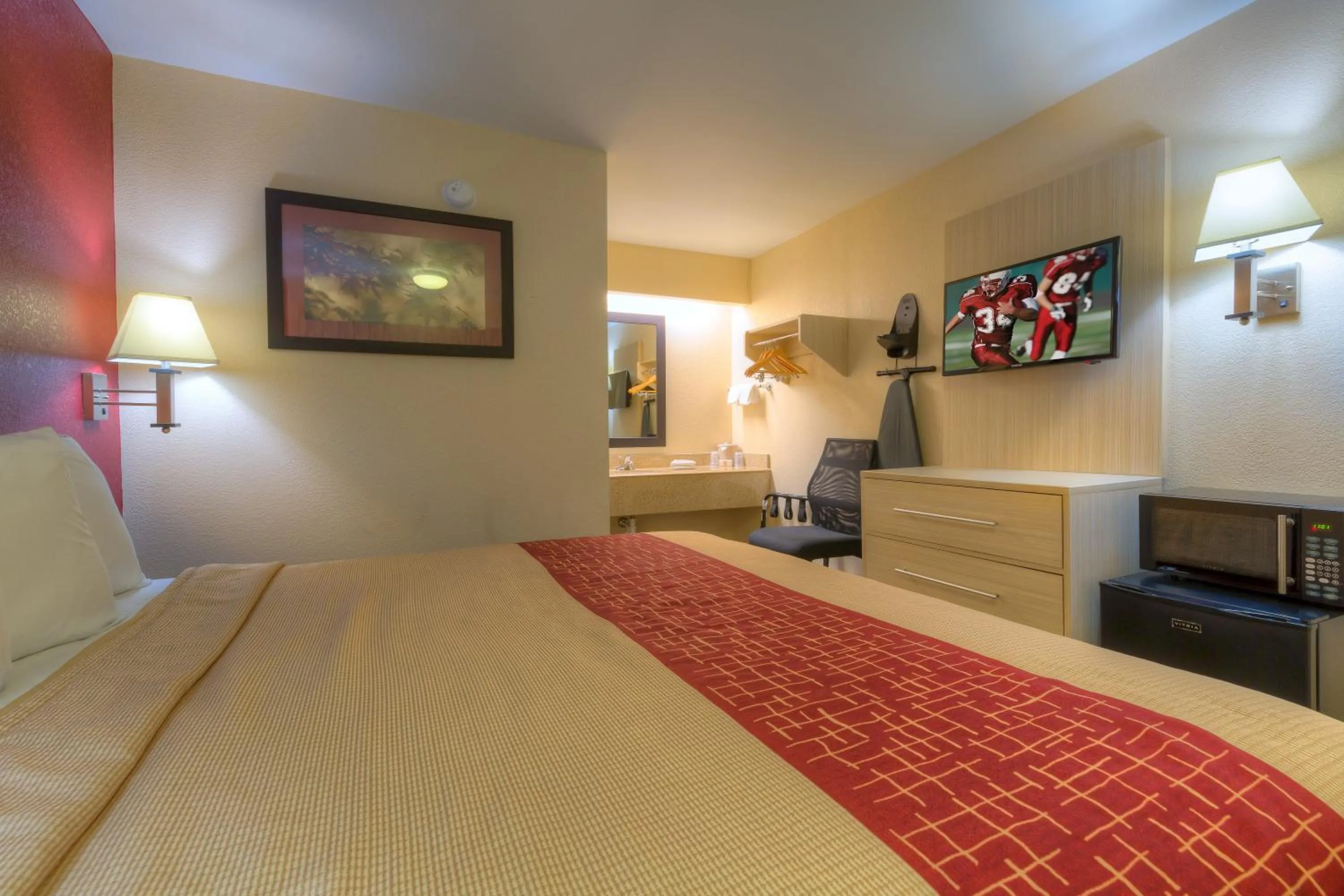Photo of the whole room, Bed in Red Roof Inn Memphis East