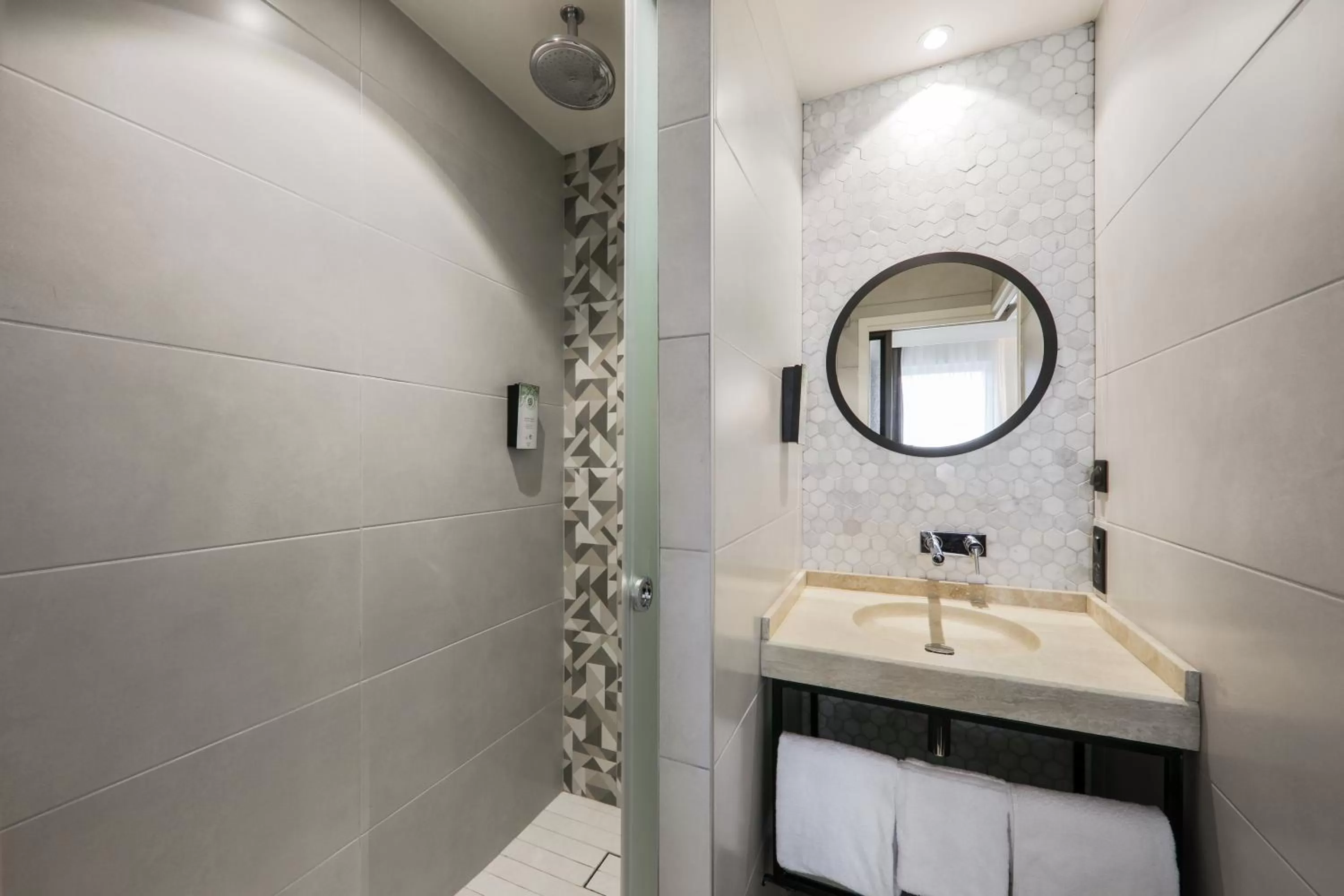 Bathroom in Campanile Smart Lyon Est - Eurexpo Bron Aviation