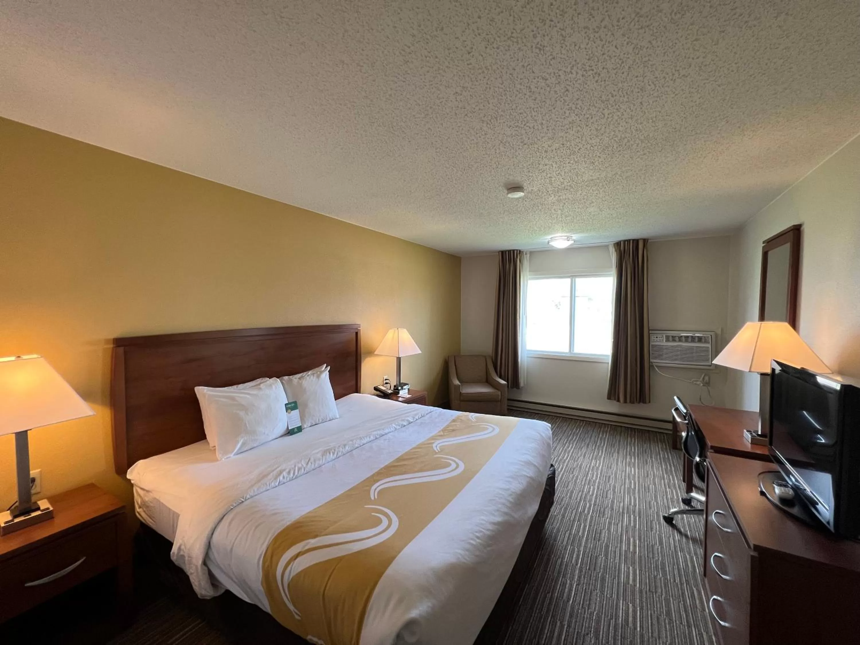 Bed in Quality Inn Mitchell I-90