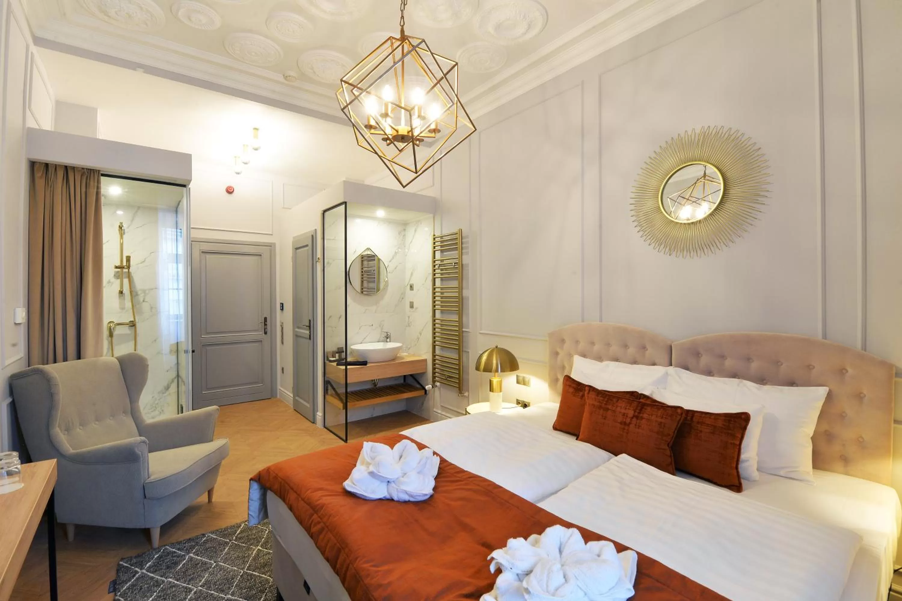 Photo of the whole room, Bed in 1552 Boutique Hotel