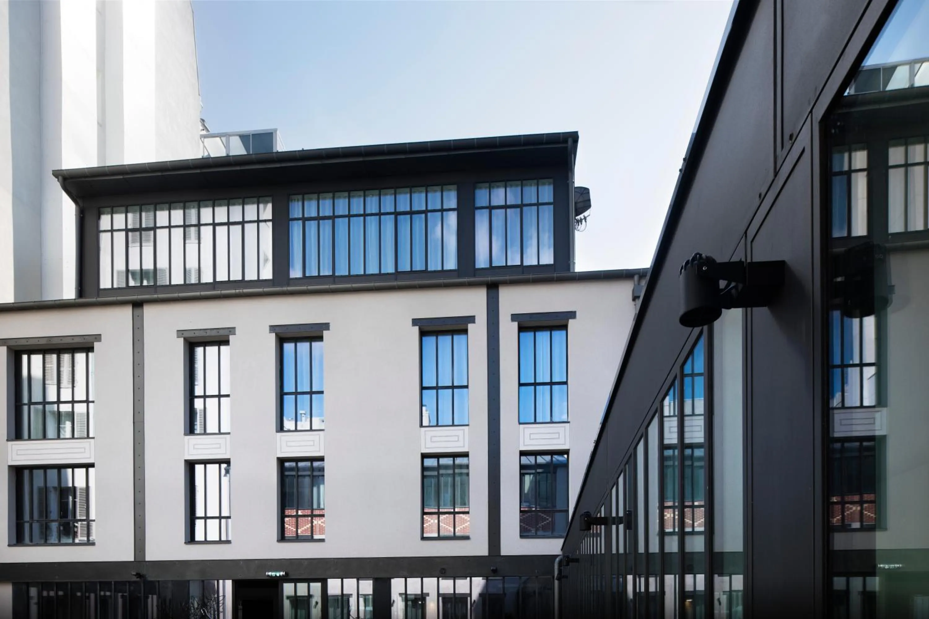 Facade/entrance in Hôtel Les Deux Girafes