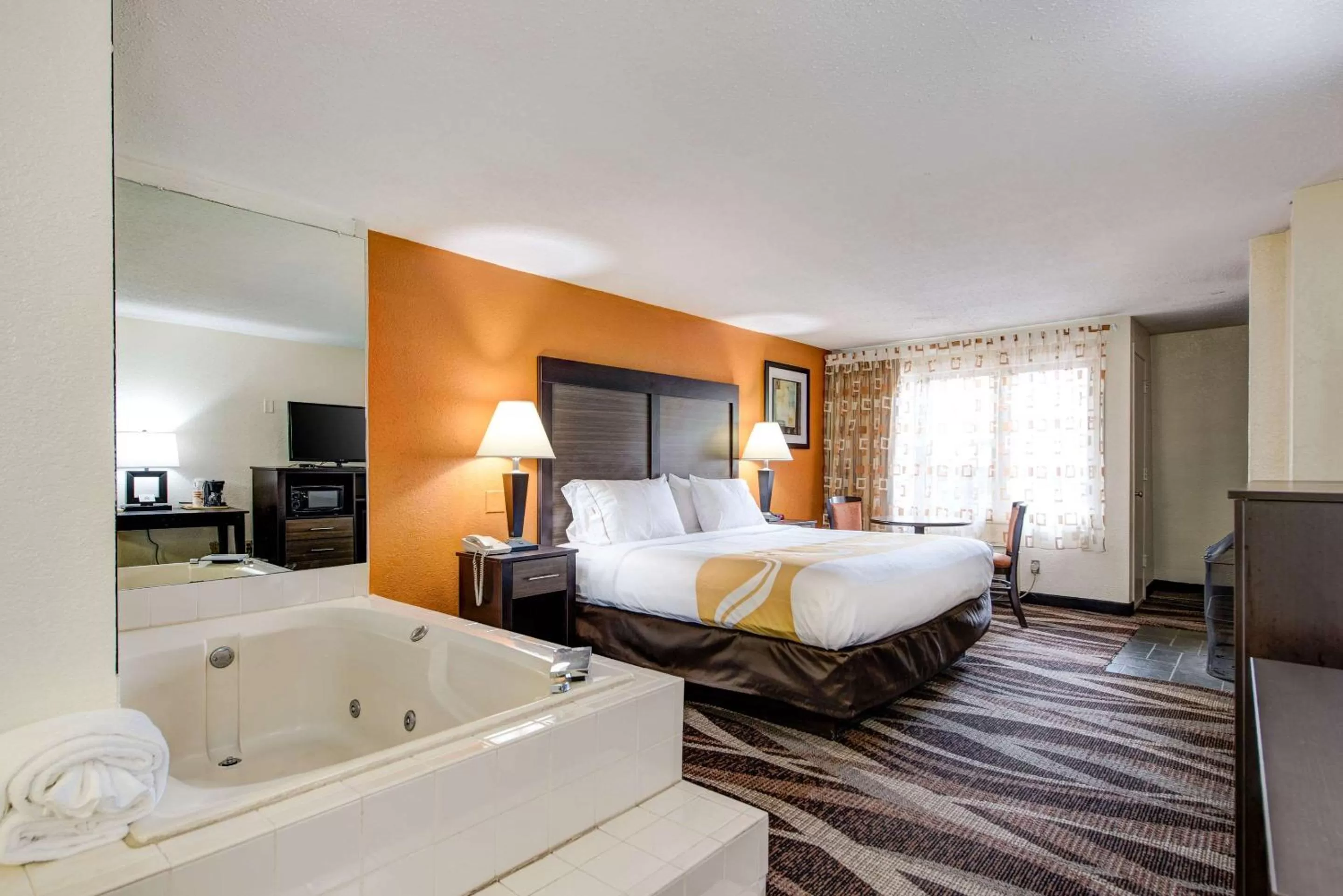 Photo of the whole room, Bed in Quality Inn Creekside - Downtown Gatlinburg