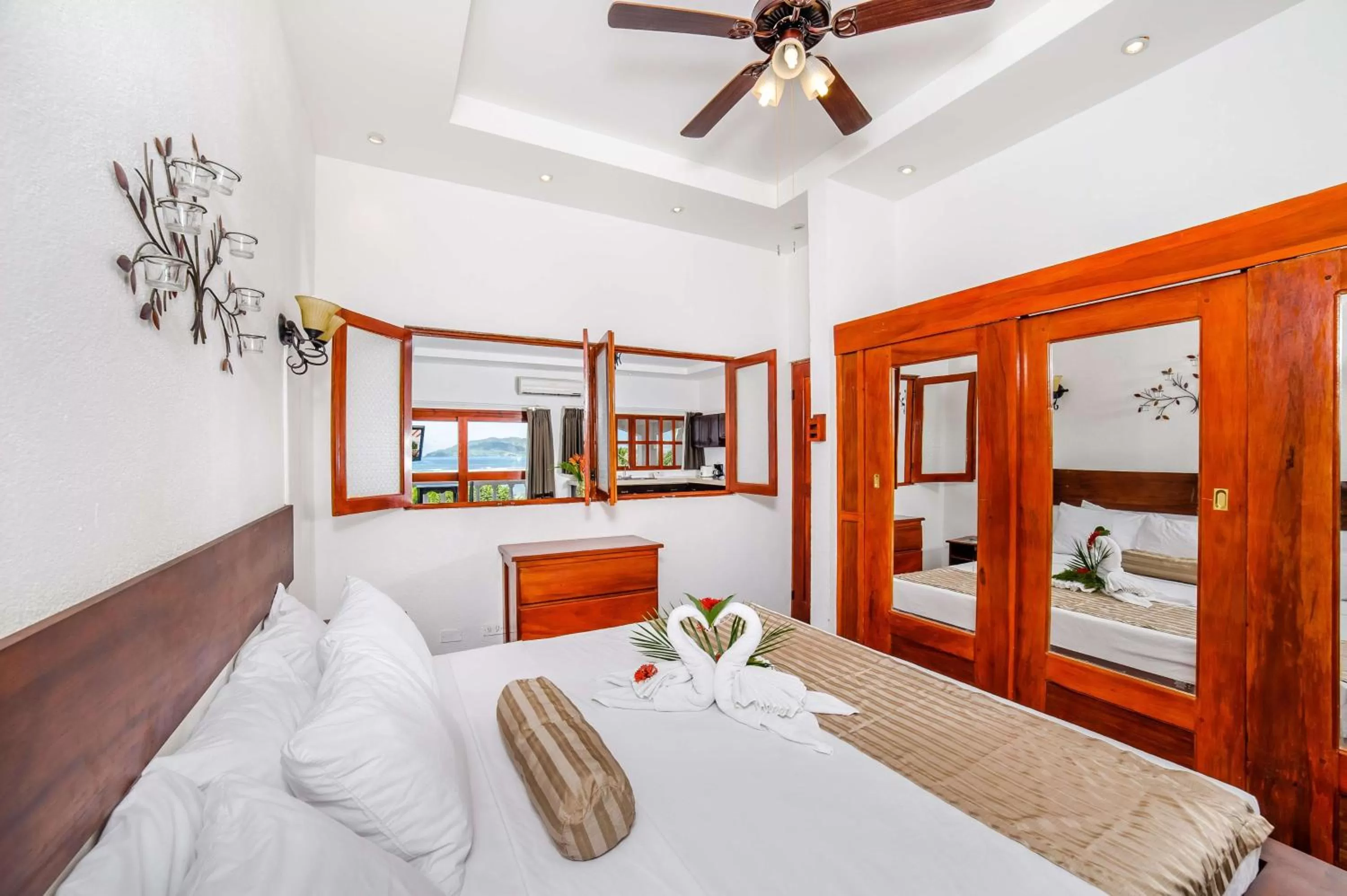 Bed in Best Western Tamarindo Vista Villas