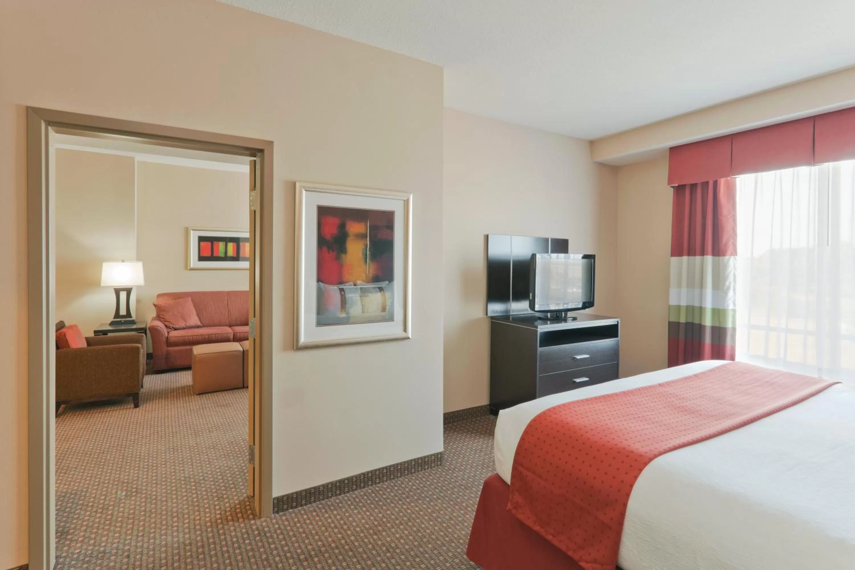 Photo of the whole room, Bed in Holiday Inn Meridian East I 59 / I 20