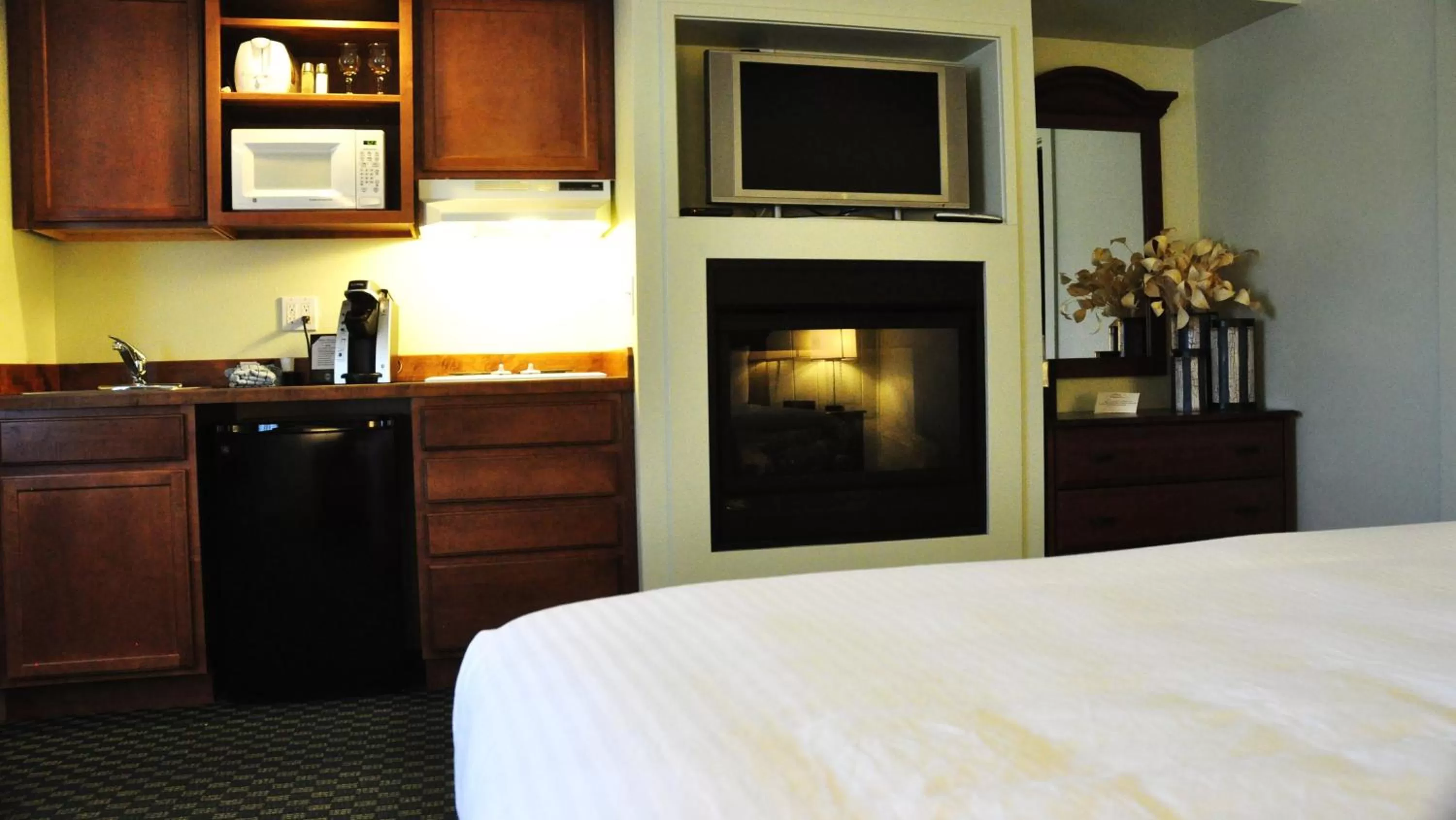 Decorative detail, Bed in Anacortes Ship Harbor Inn