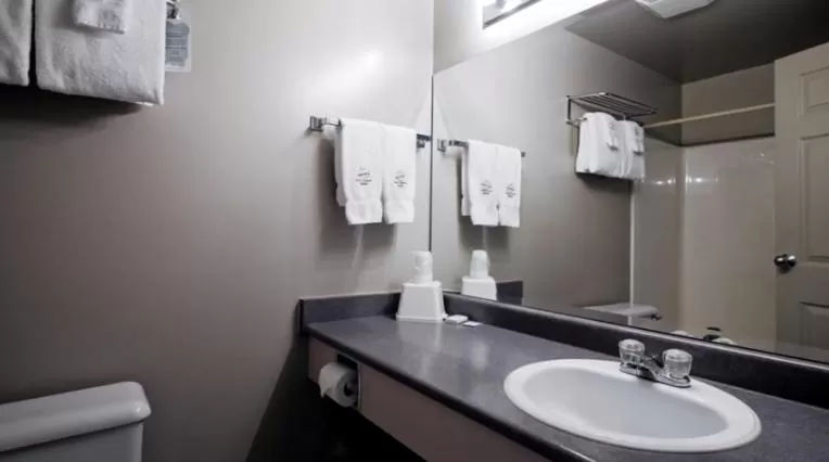 Queen Room with Sea View in Quarterdeck Inn Port Hardy