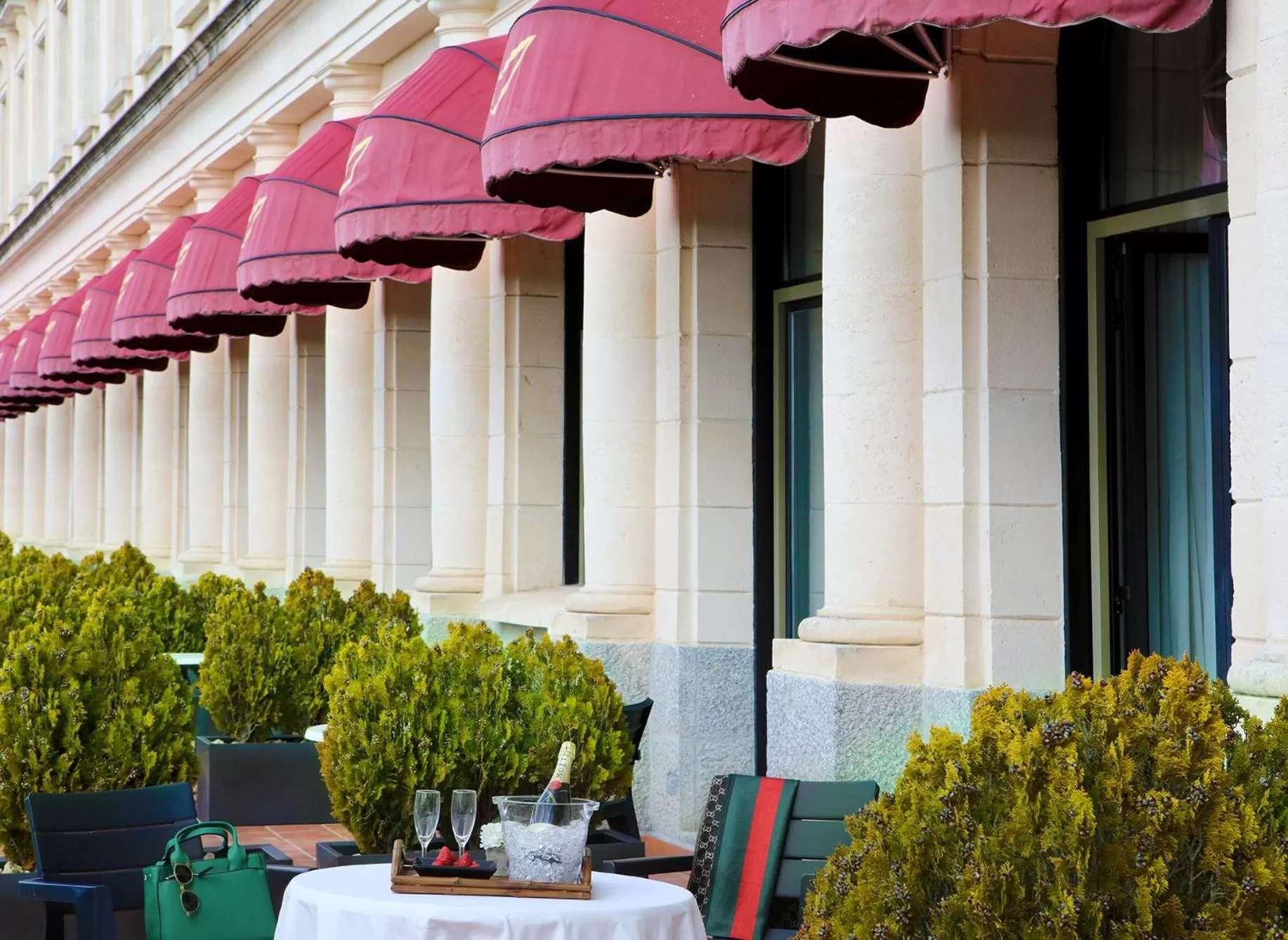 Facade/entrance in Abba Burgos