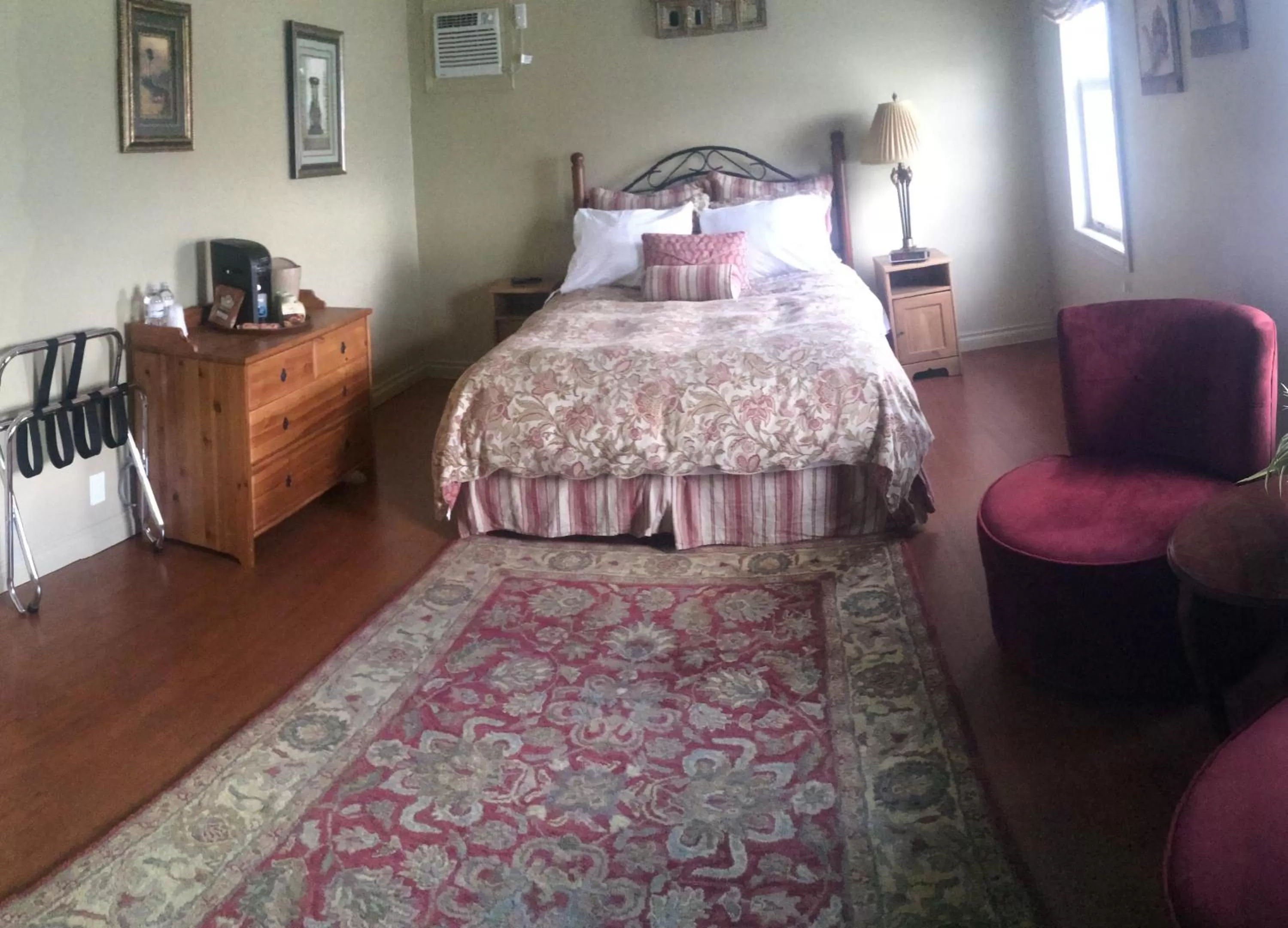 Photo of the whole room, Bed in Dominion Hotel