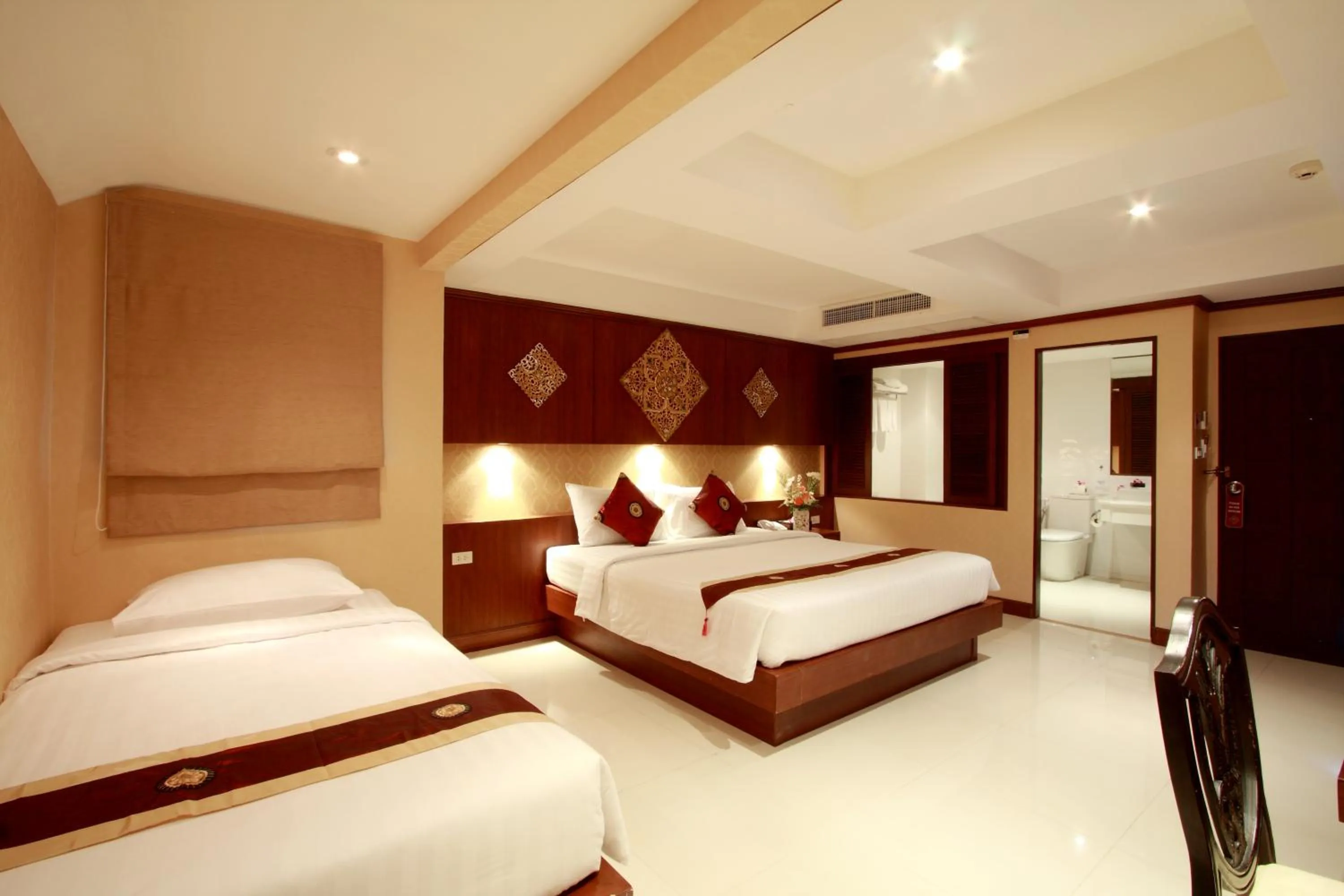 Photo of the whole room, Bed in Rayaburi Hotel, Patong