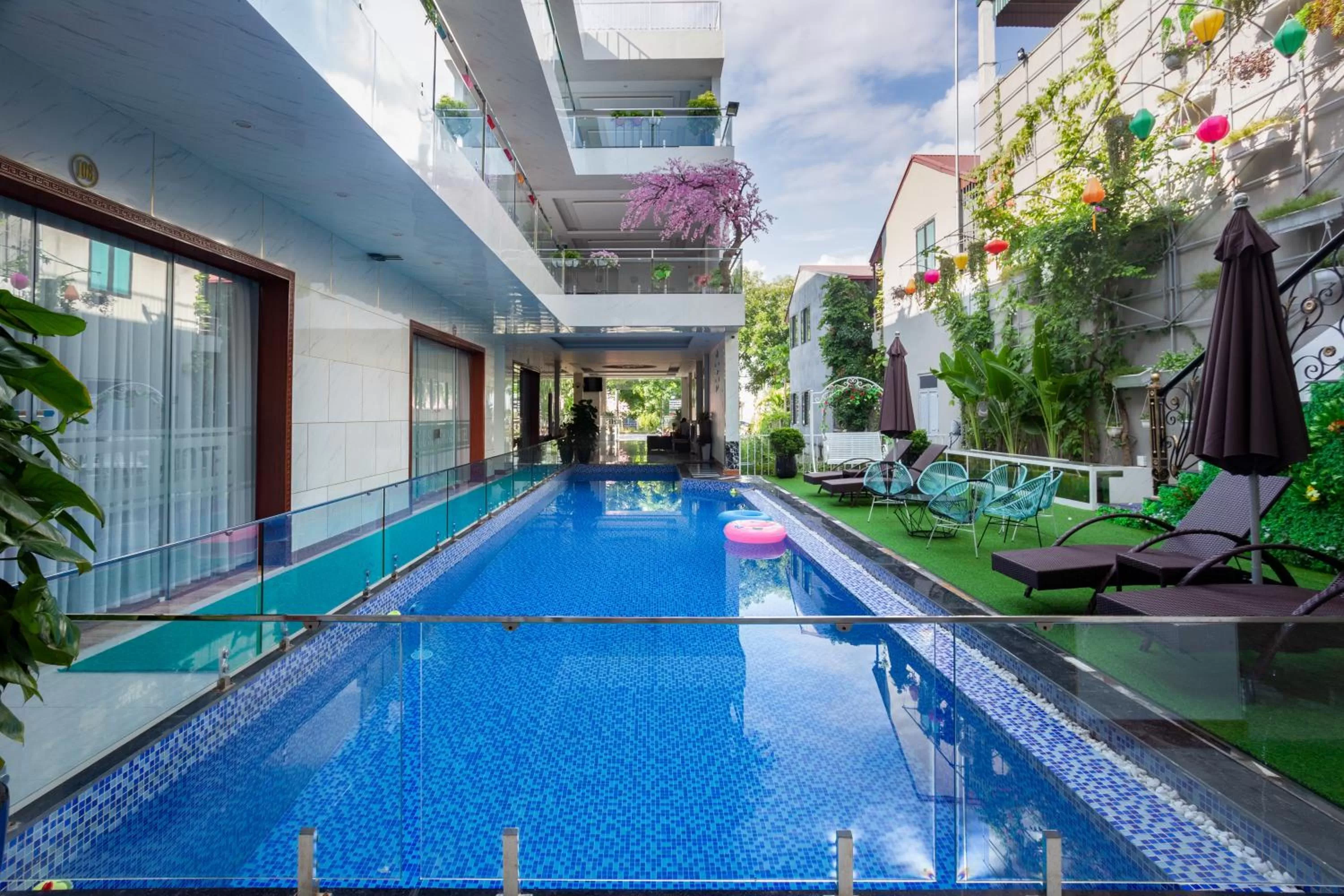 Swimming pool in TAM COC SUNSHINE HOTEL