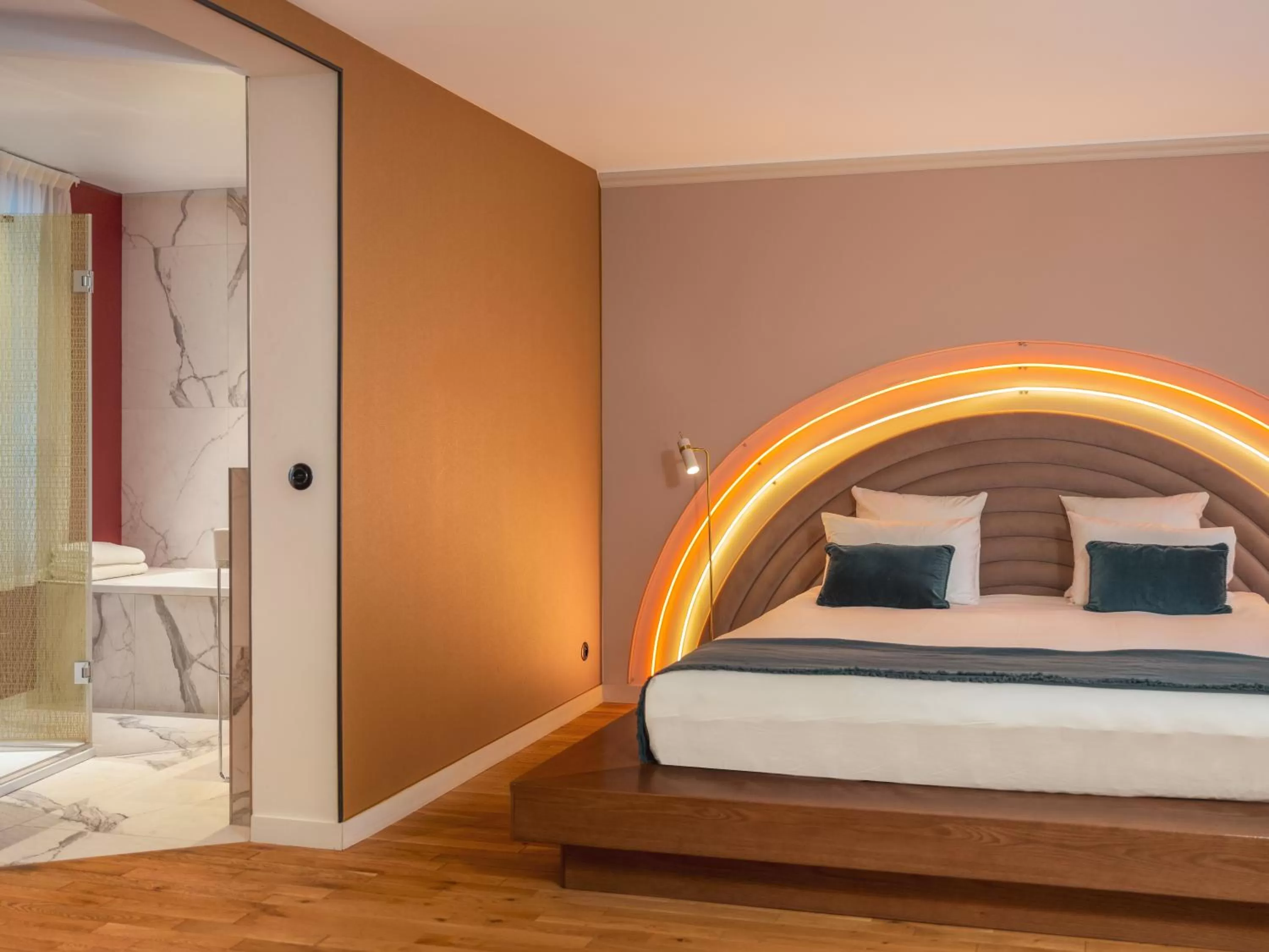 Bathroom, Bed in Seven Hotel Paris