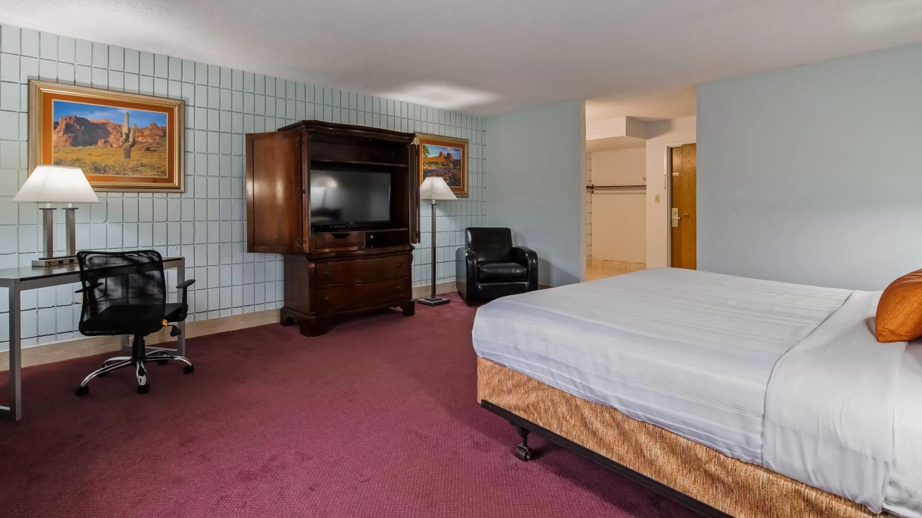 Photo of the whole room, Bed in Baymont Inn and Suites by Wyndham Farmington, MO