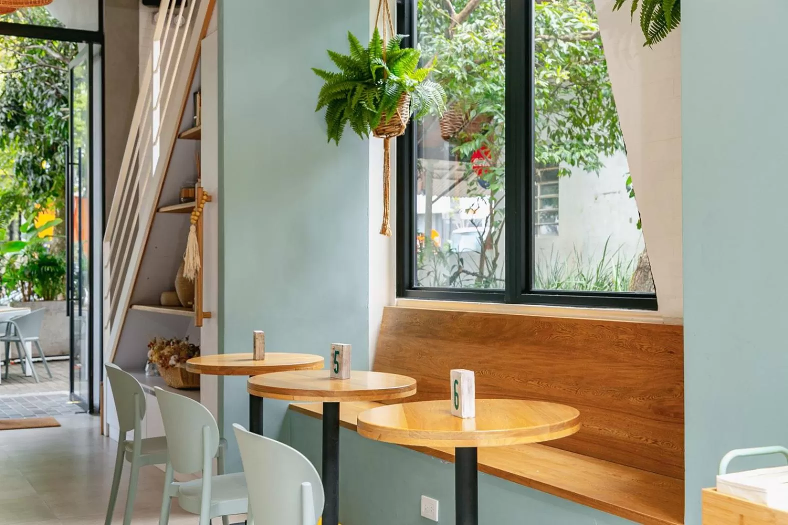 Restaurant/places to eat in Landmark Hotel