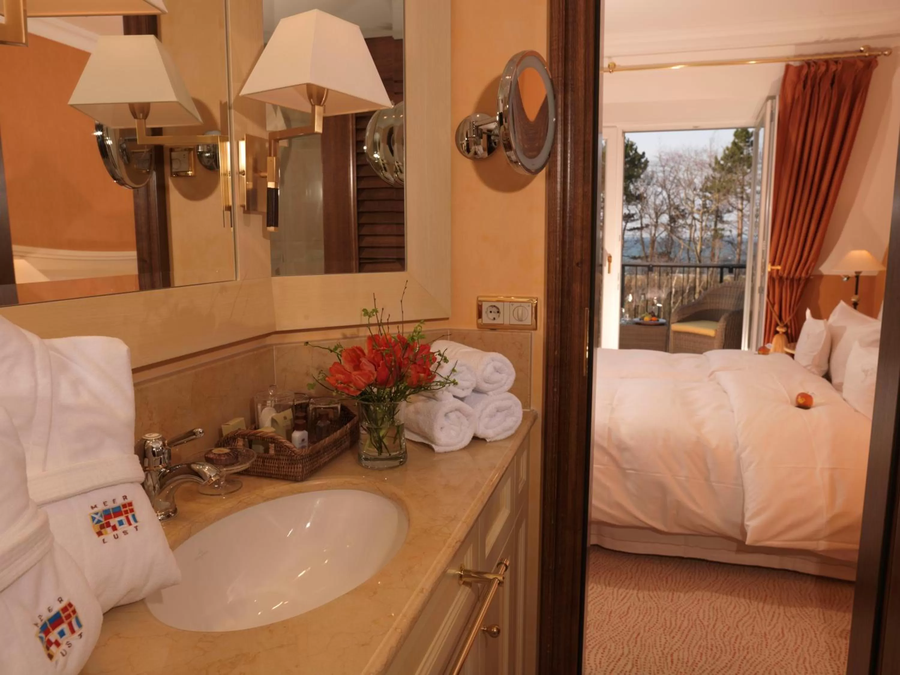 Hot Tub, Bed in Hotel Meerlust