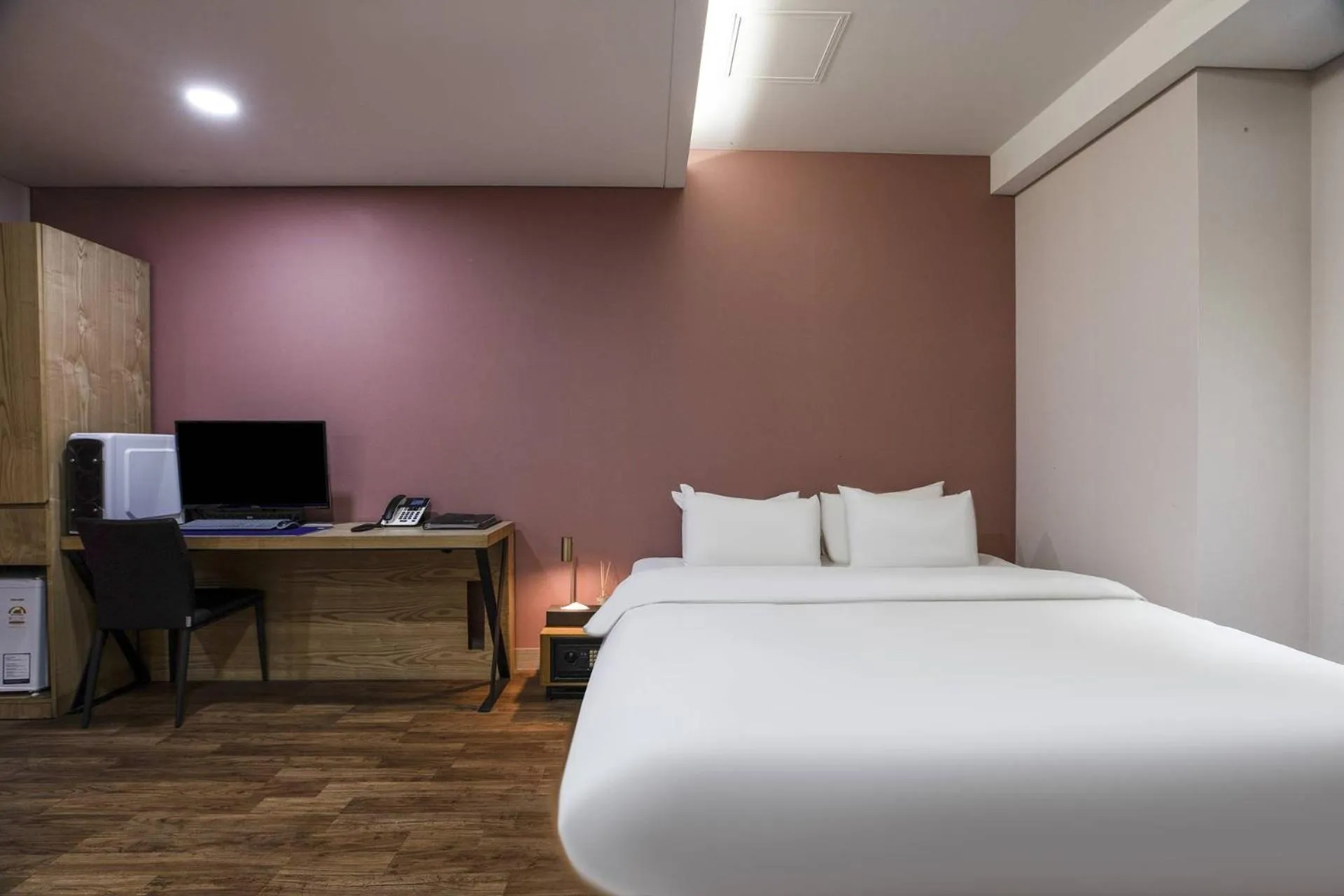 Bed in Central Plaza Hotel