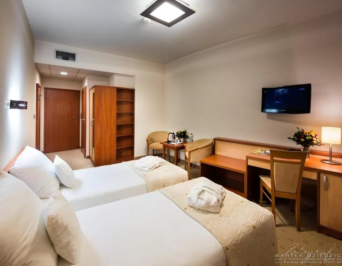 Photo of the whole room, Bed in Hotel Victor Pruszków DeSilva