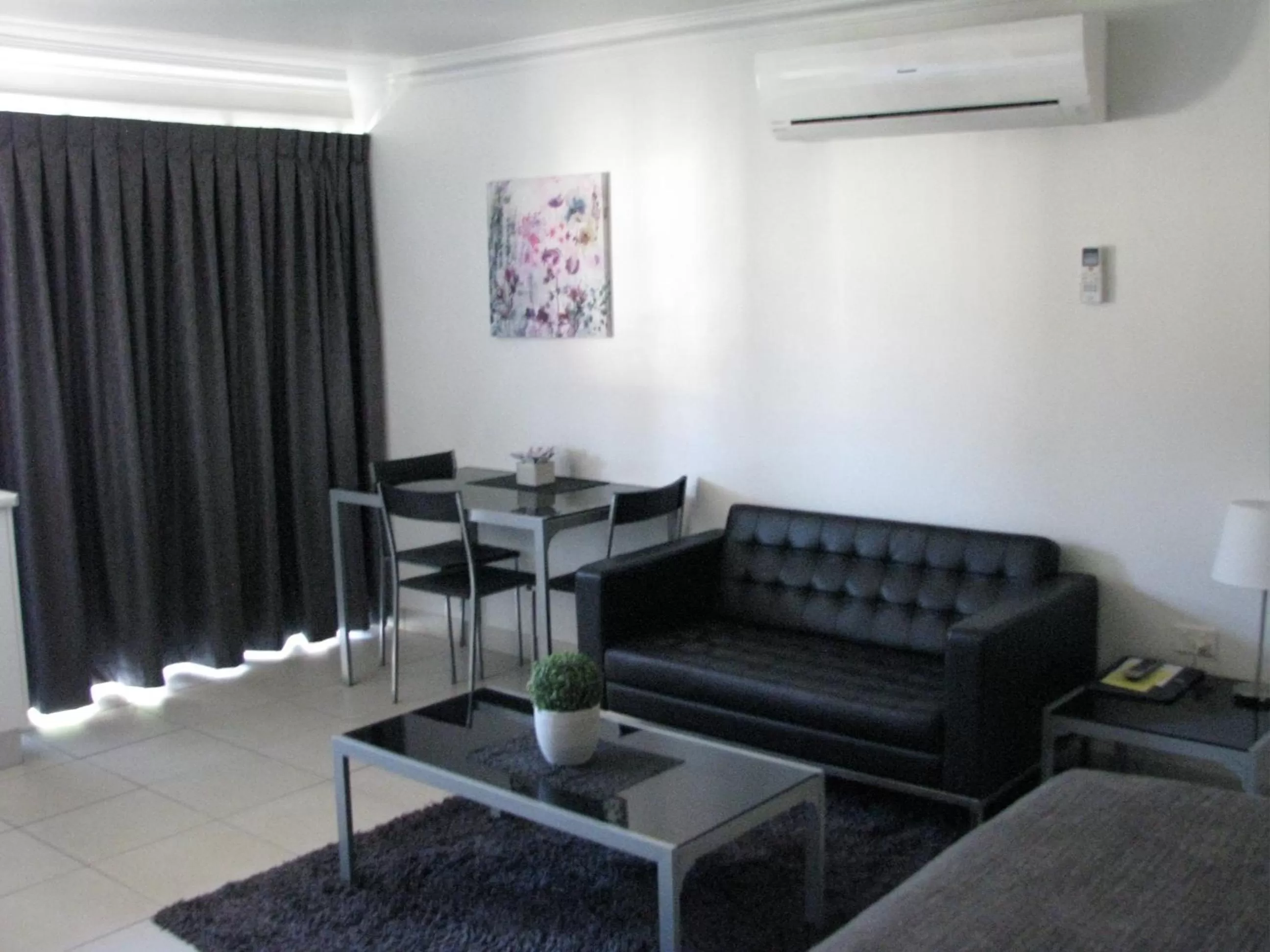 Dining area in Charm City Motel