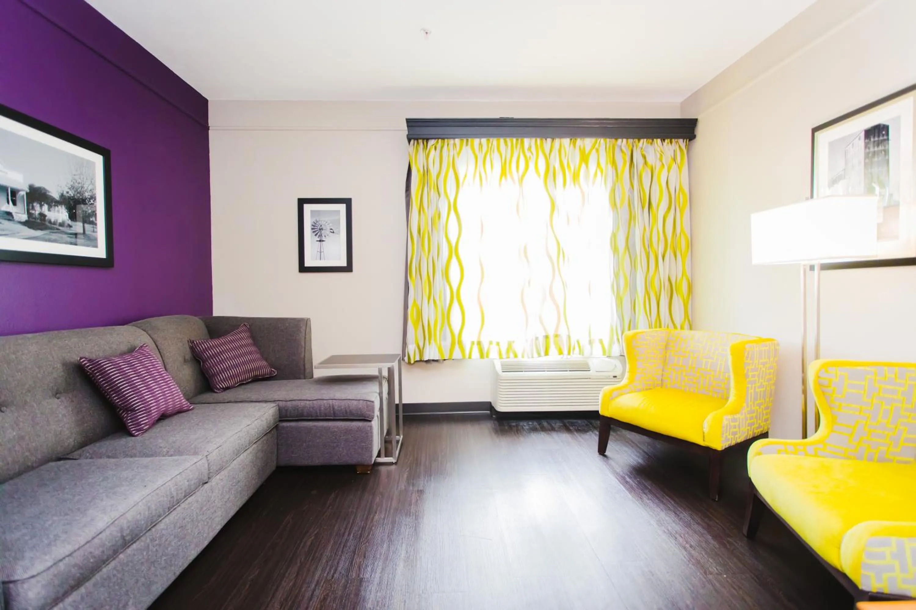 Seating area in Palacio Royale Inn Signature Katy