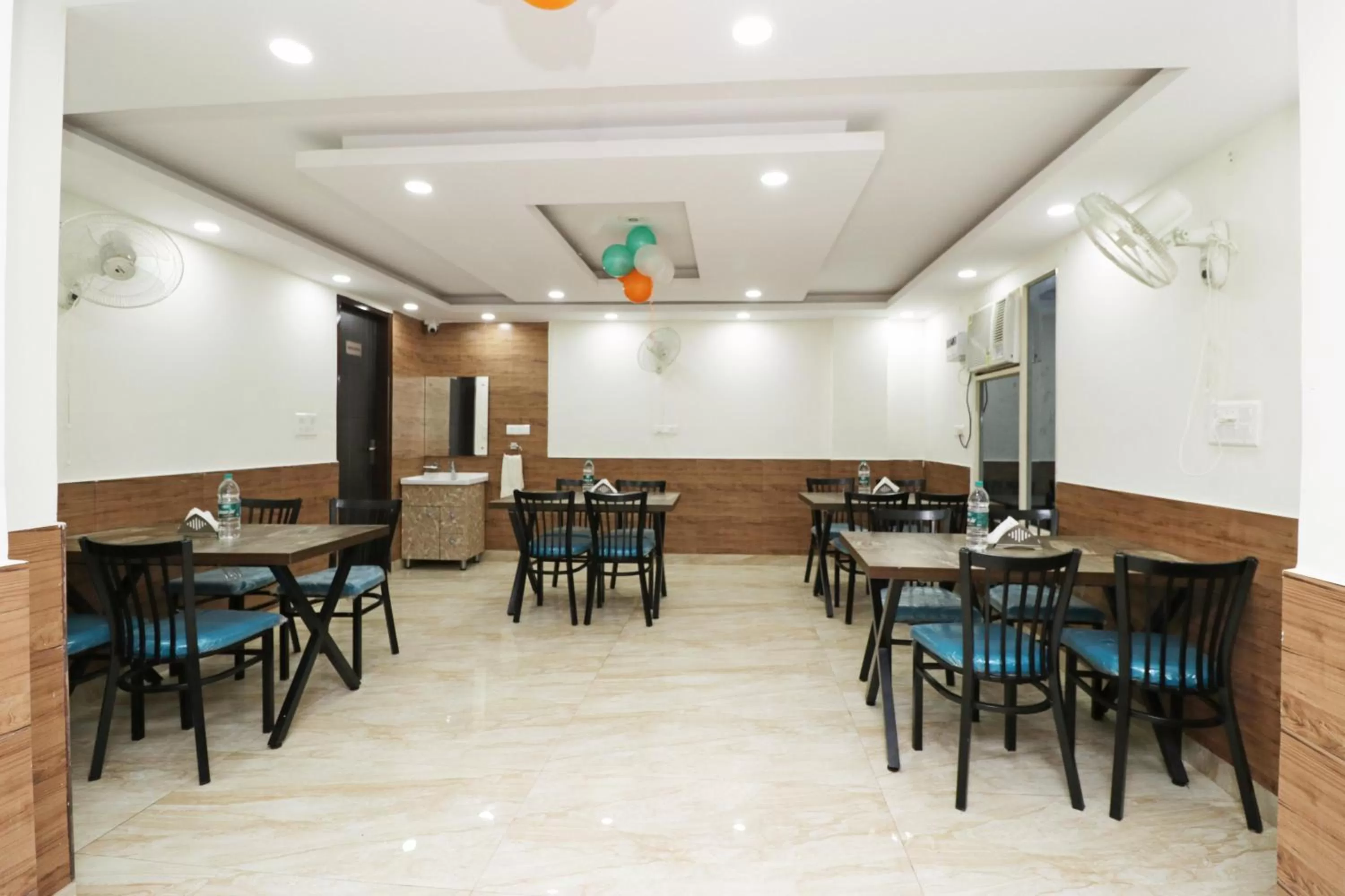 Restaurant/places to eat in Airport Hotel Shivaka Inn