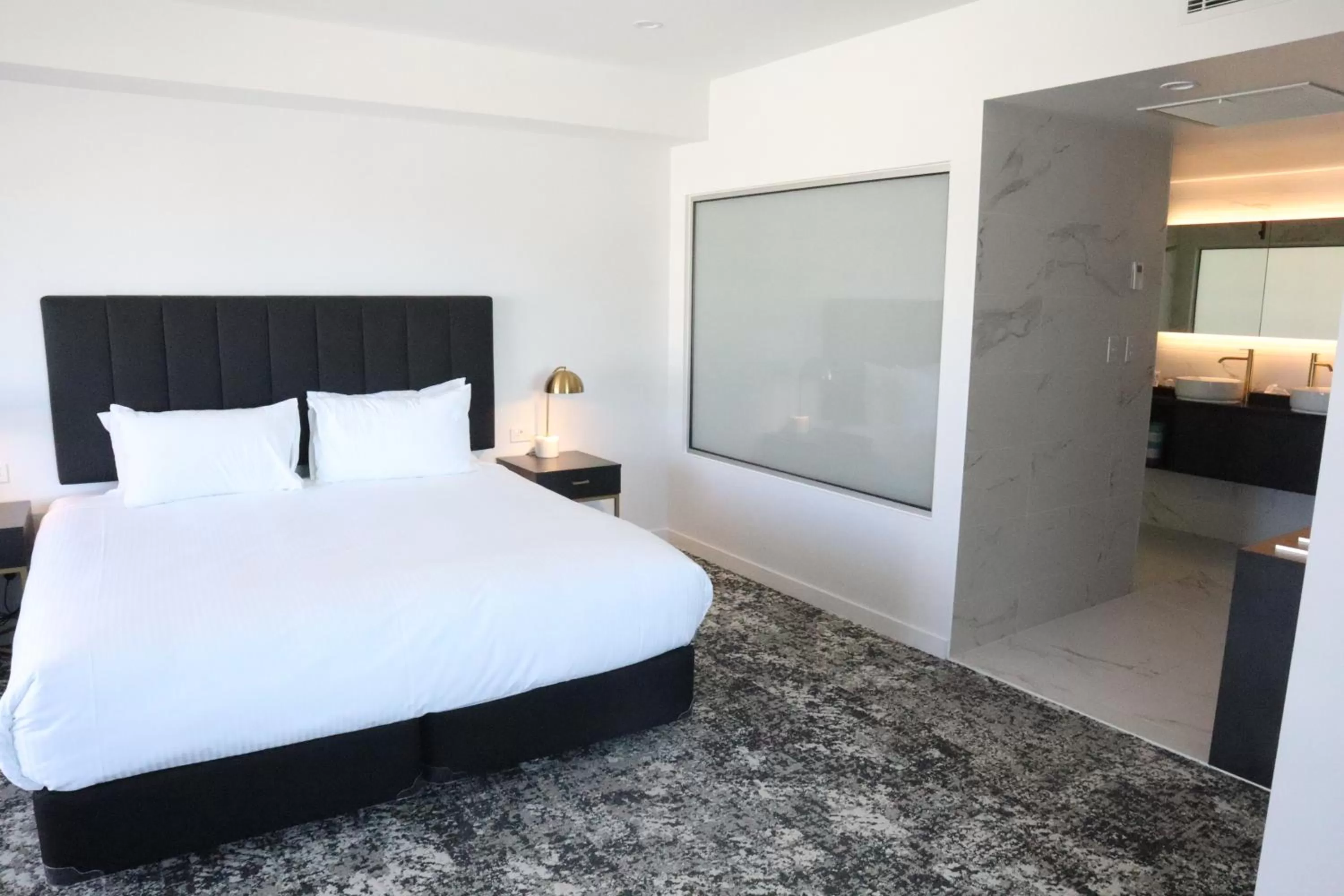 Bedroom, Bed in The Benson Hotel