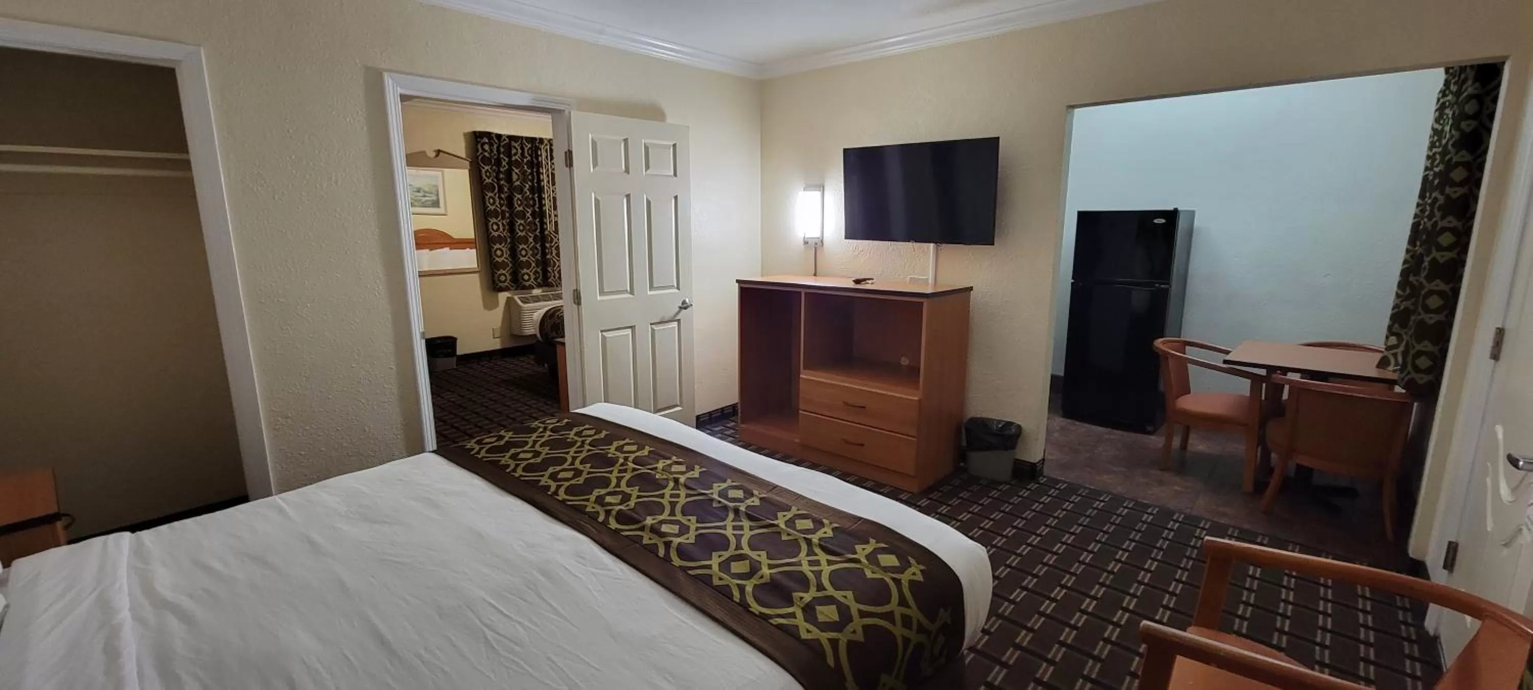 Bedroom, Bed in Riverside Inn & Suites Santa Cruz