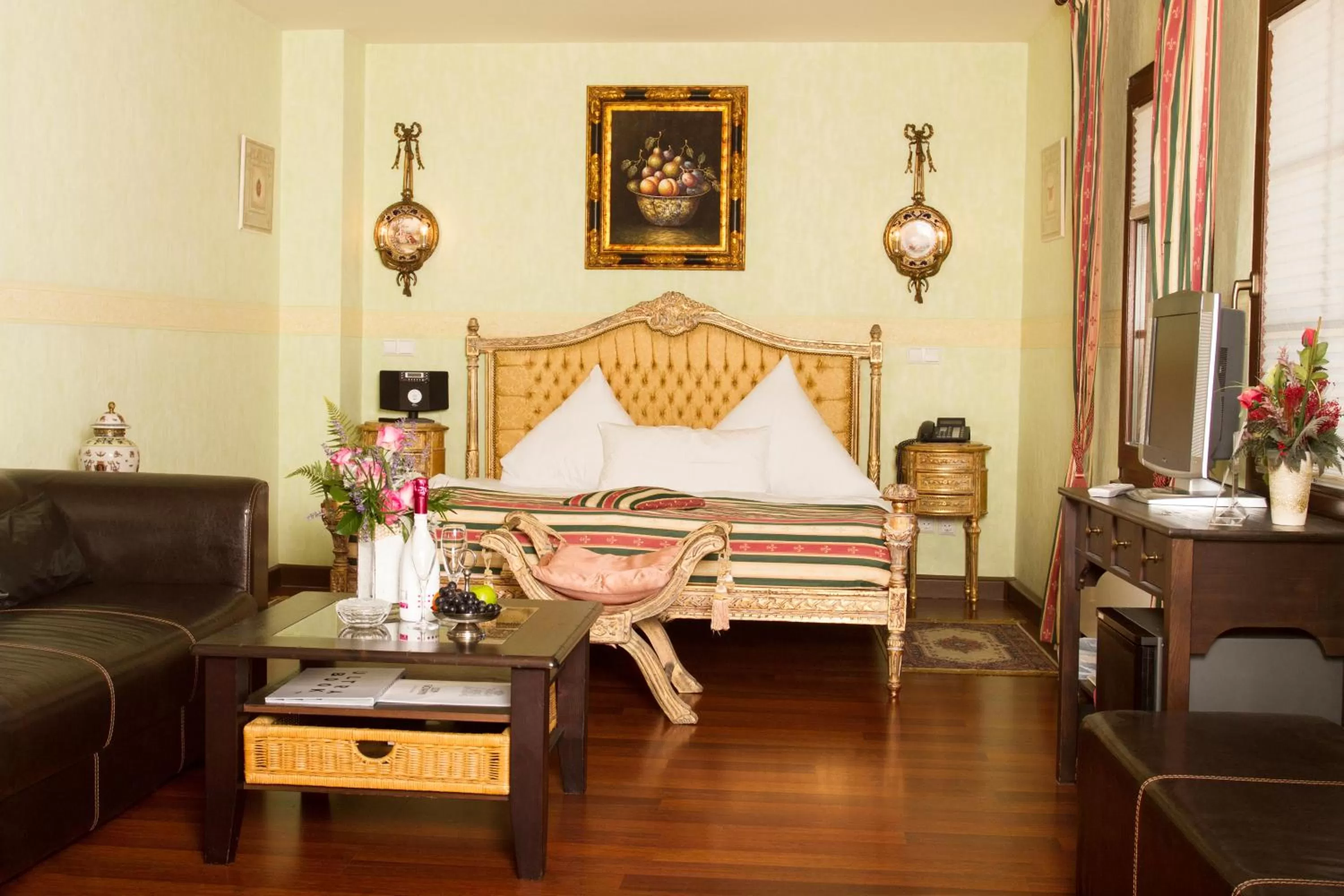 Photo of the whole room, Bed in Hotel Don Giovanni