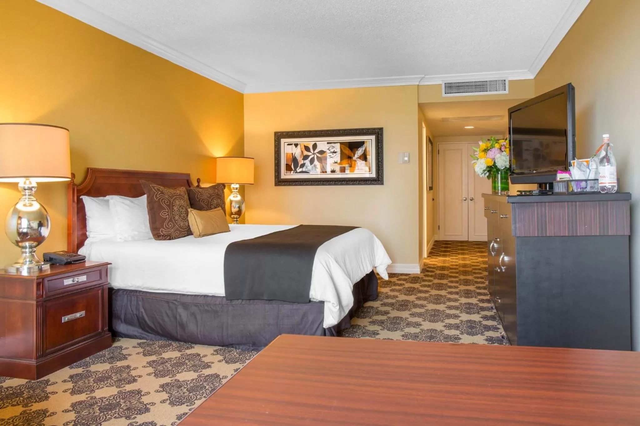 Bed in Omni Houston Hotel