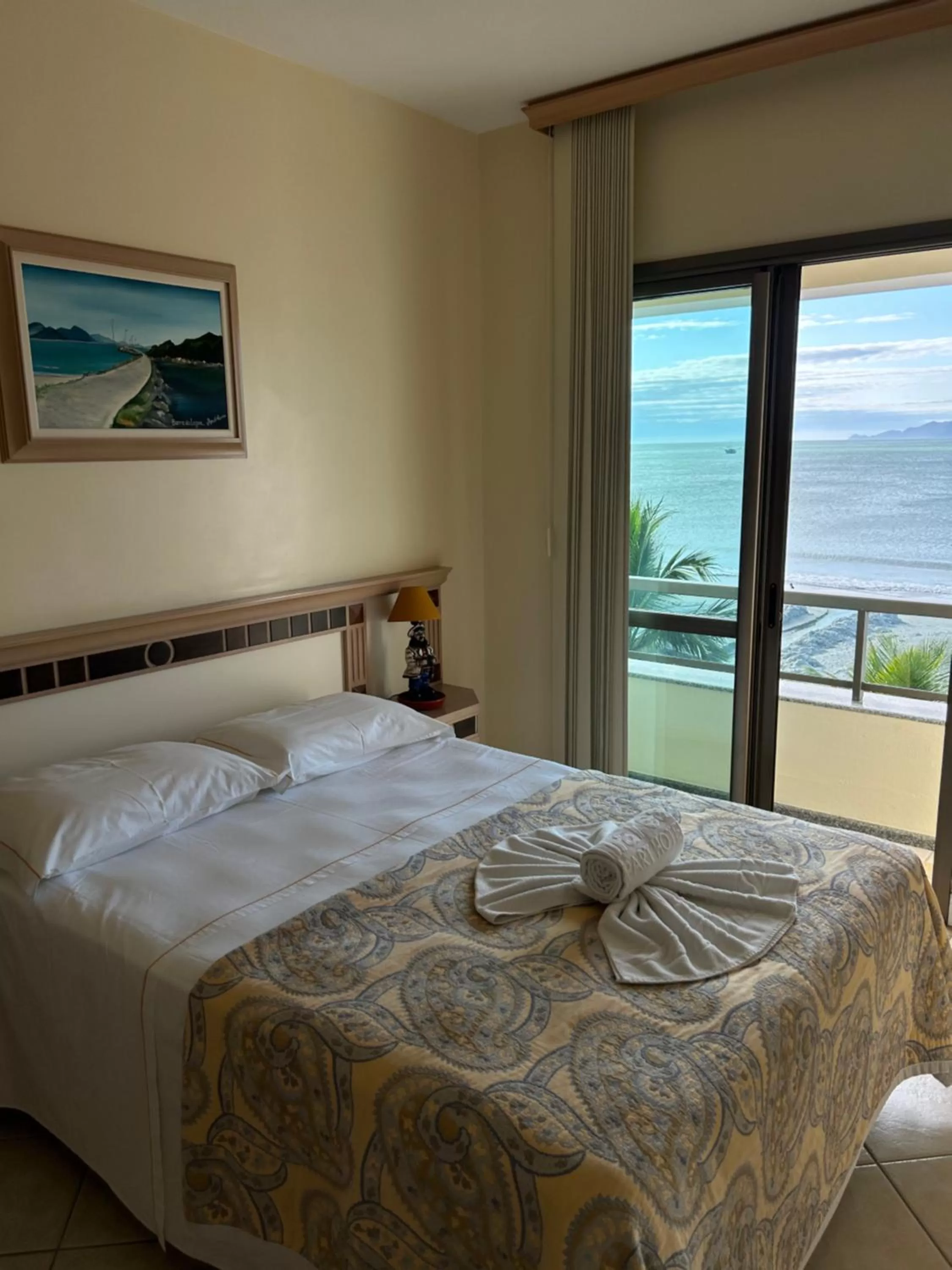 Bed in Golfinhos Apart Hotel