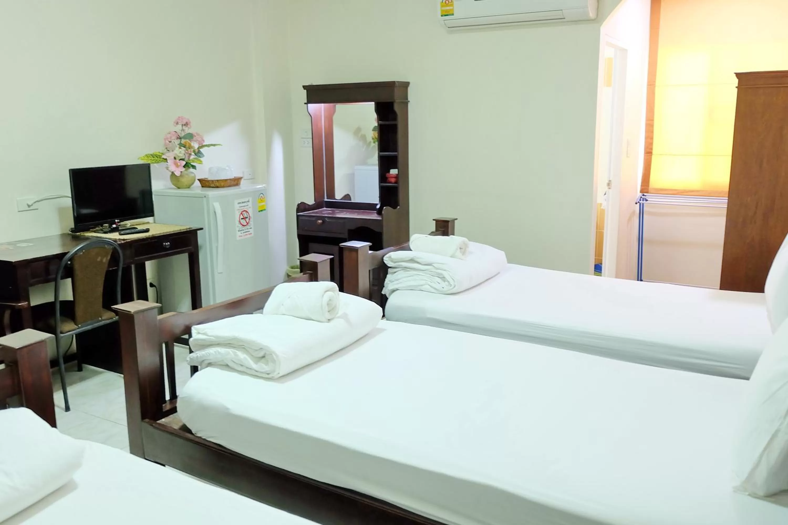 Photo of the whole room, Bed in Siam House Interplace