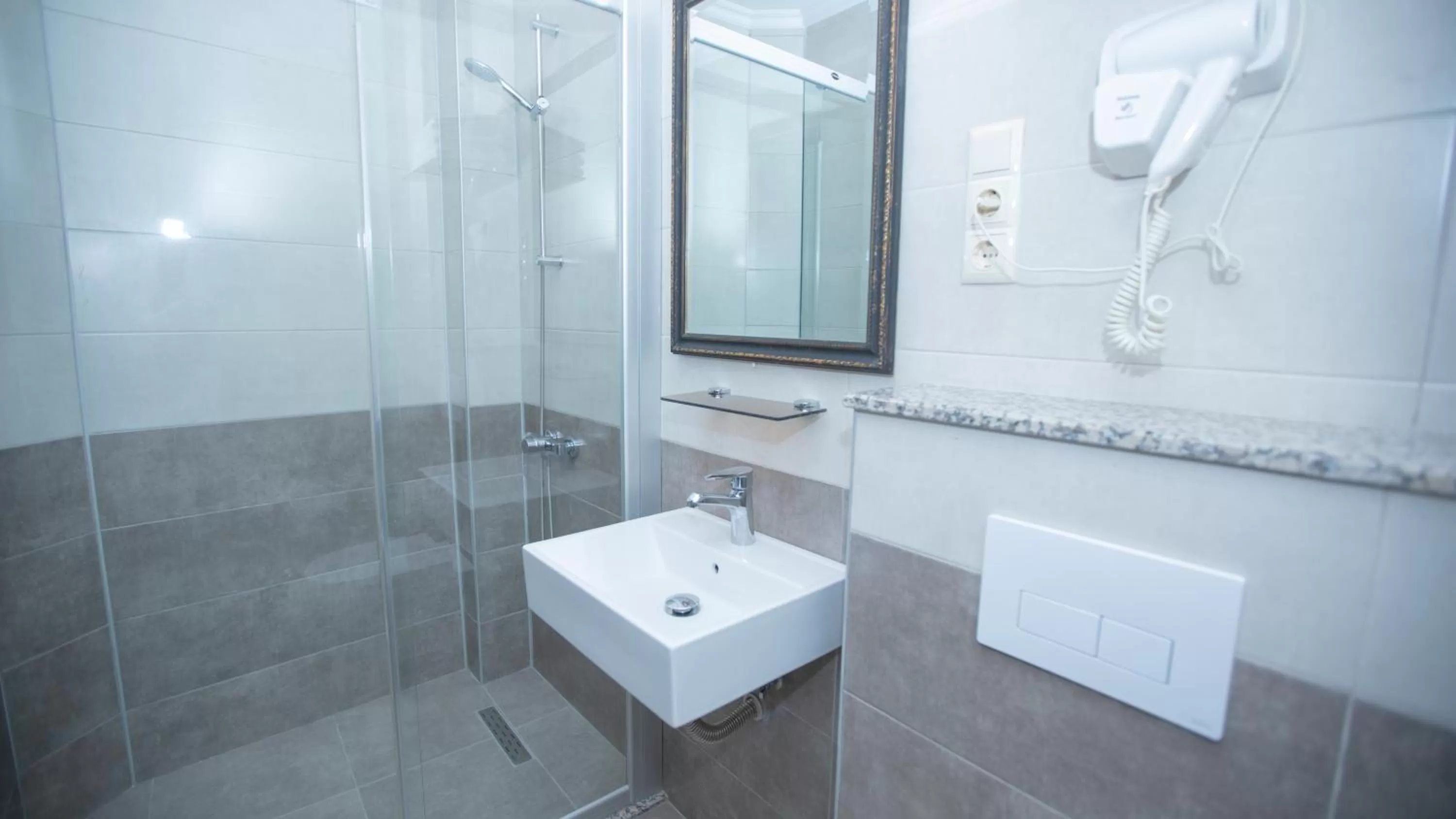 Shower in Royal Venezia Hotel